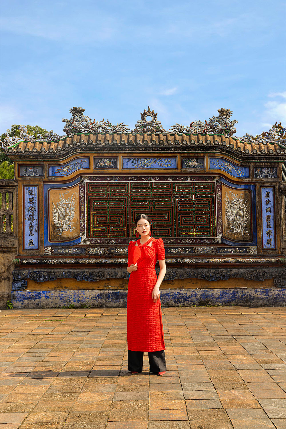 Áo dài đỏ cổ xoắn cut-out cách tân