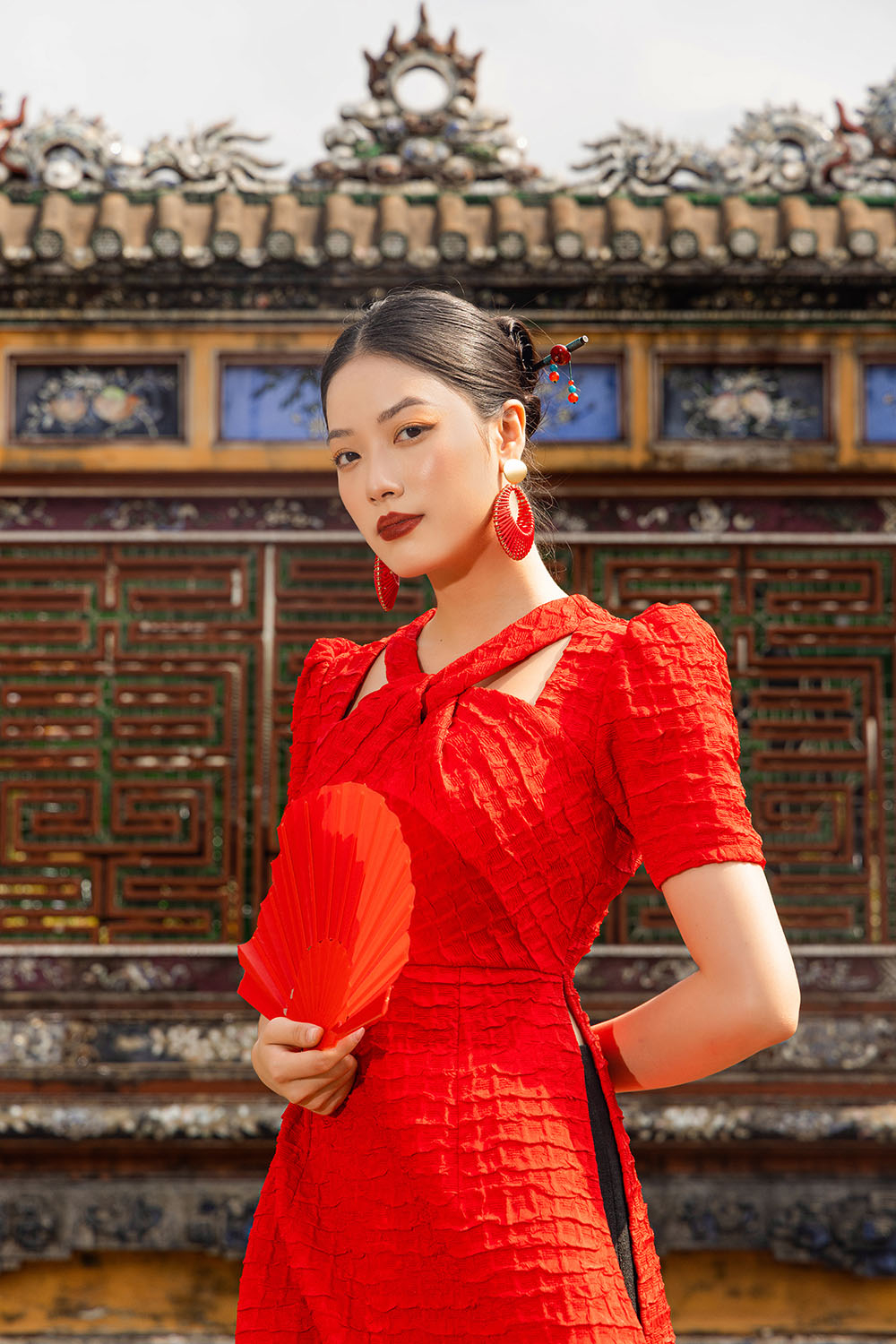 Áo dài đỏ cổ xoắn cut-out cách tân