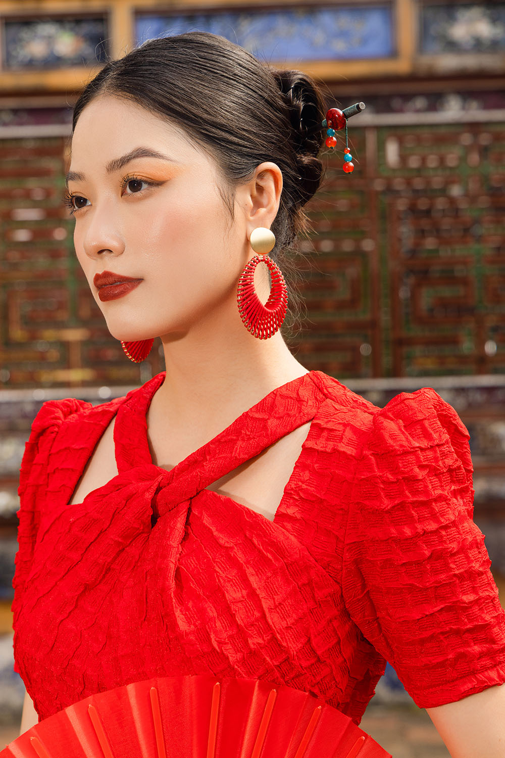 Áo dài đỏ cổ xoắn cut-out cách tân