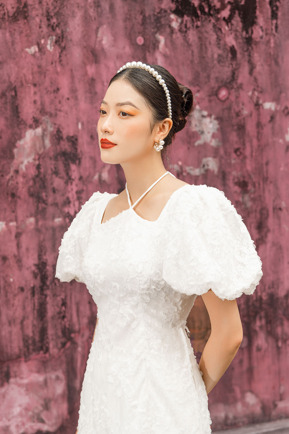 Áo dài tết ren trắng cổ chéo dây