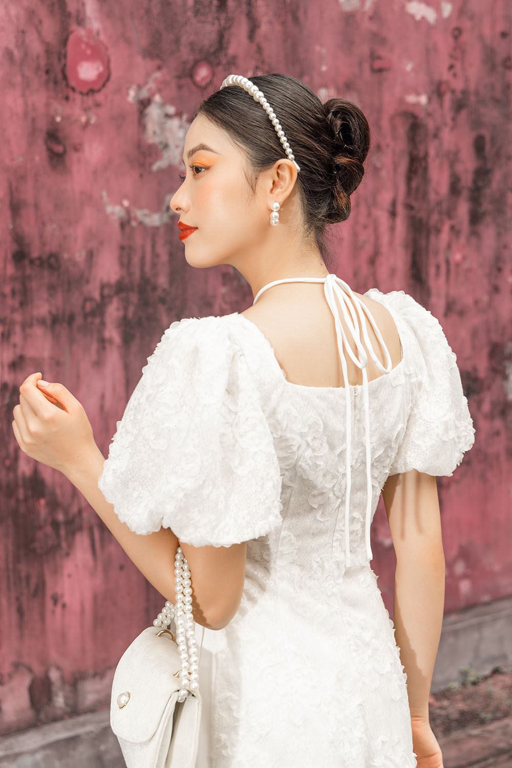 Áo dài tết ren trắng cổ chéo dây