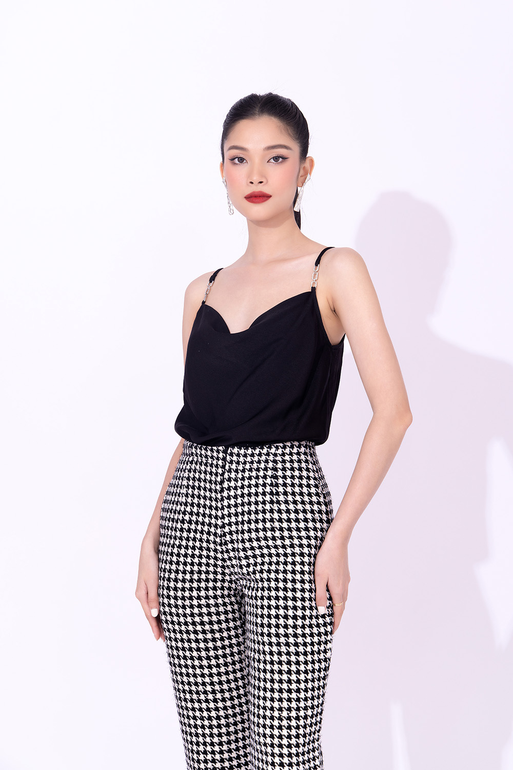 Áo lụa 2 dây màu đen