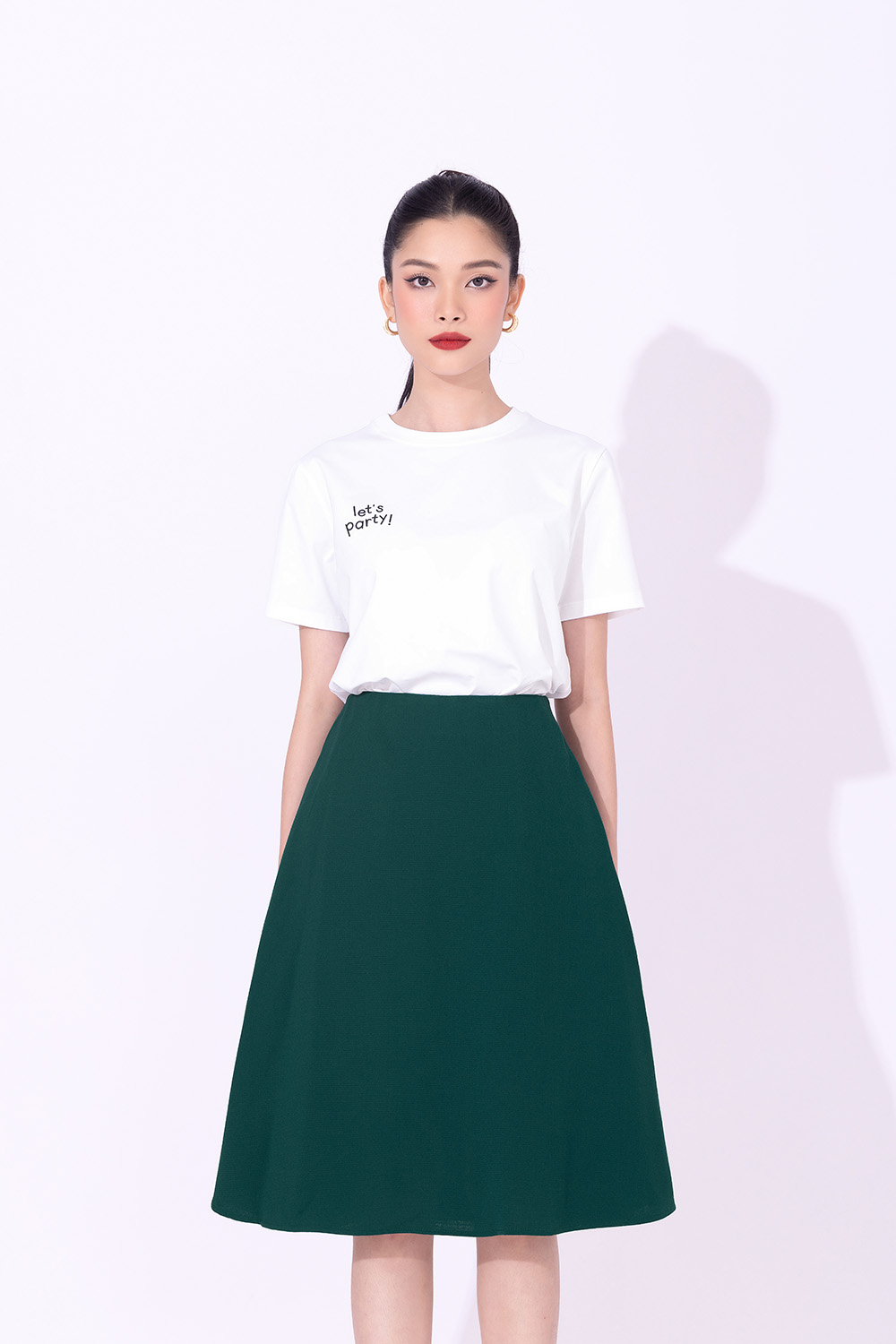 Áo thun trắng nữ in màu phía sau