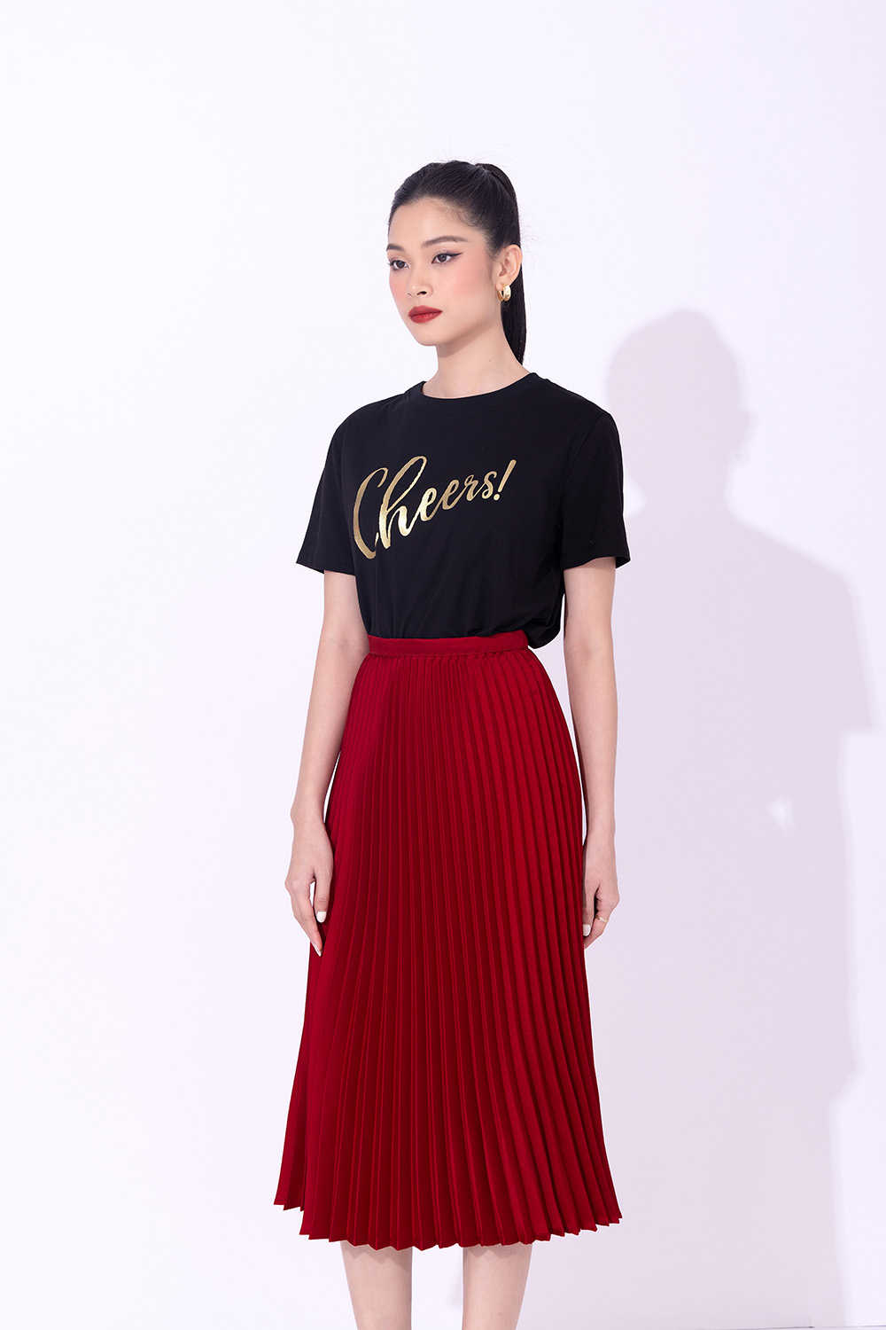 Áo thun nữ màu đen in chữ