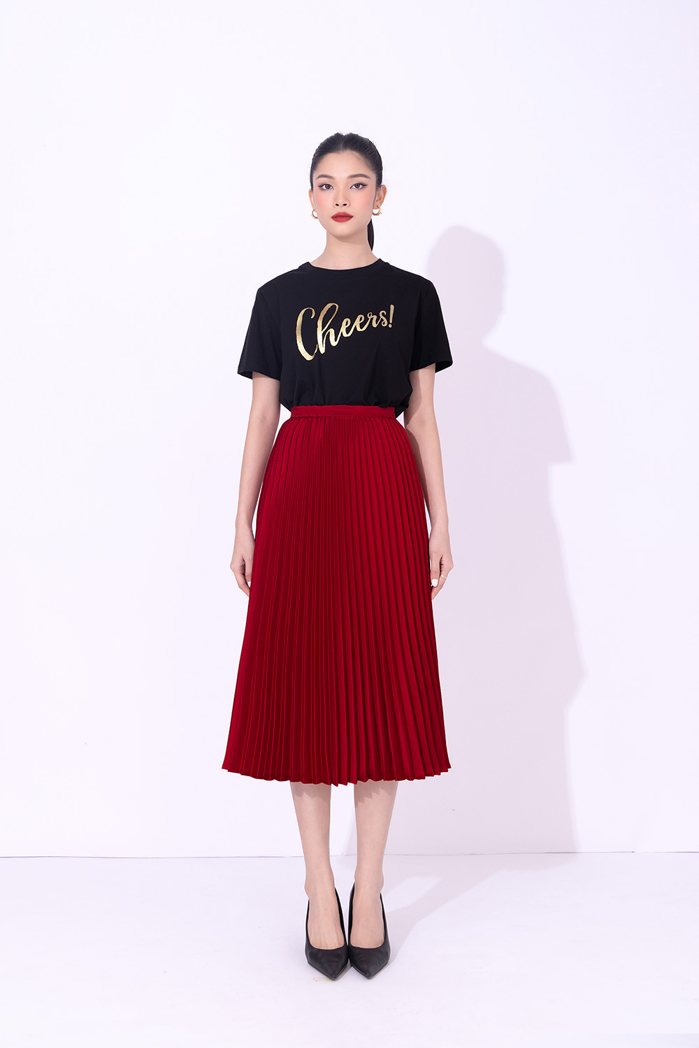 Áo thun nữ màu đen in chữ