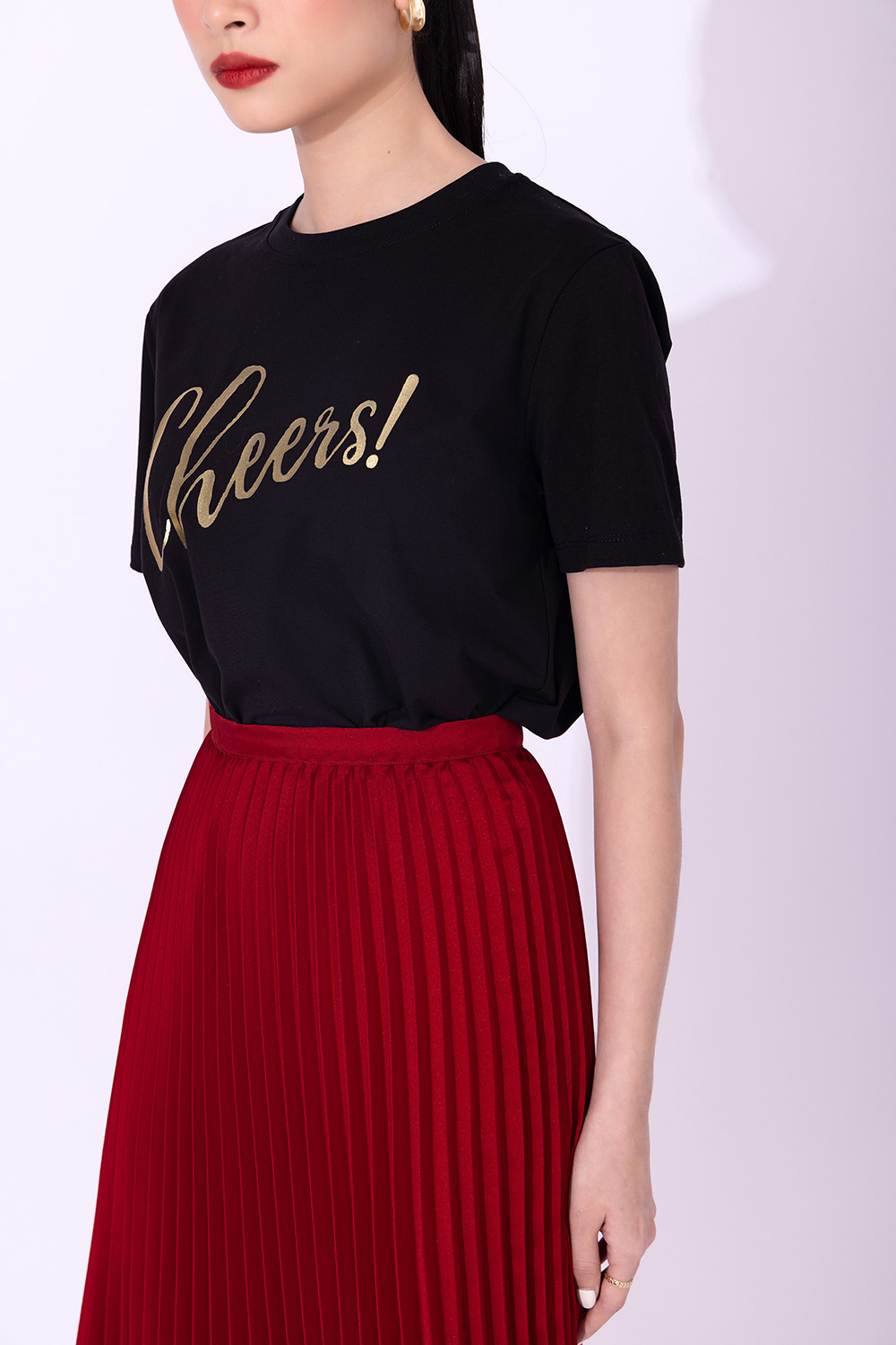 Áo thun nữ màu đen in chữ