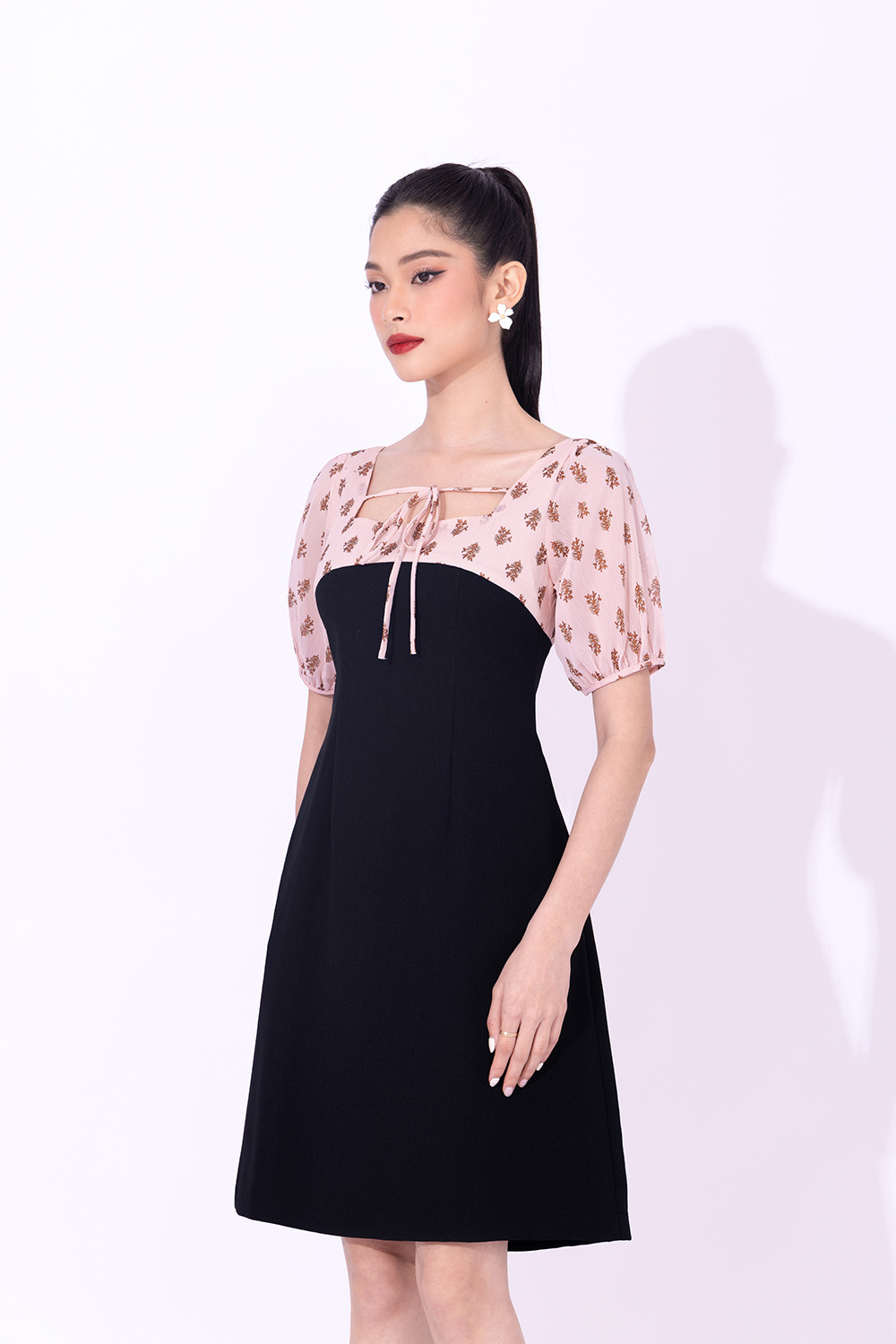 Đầm chữ A màu đen phối họa tiết