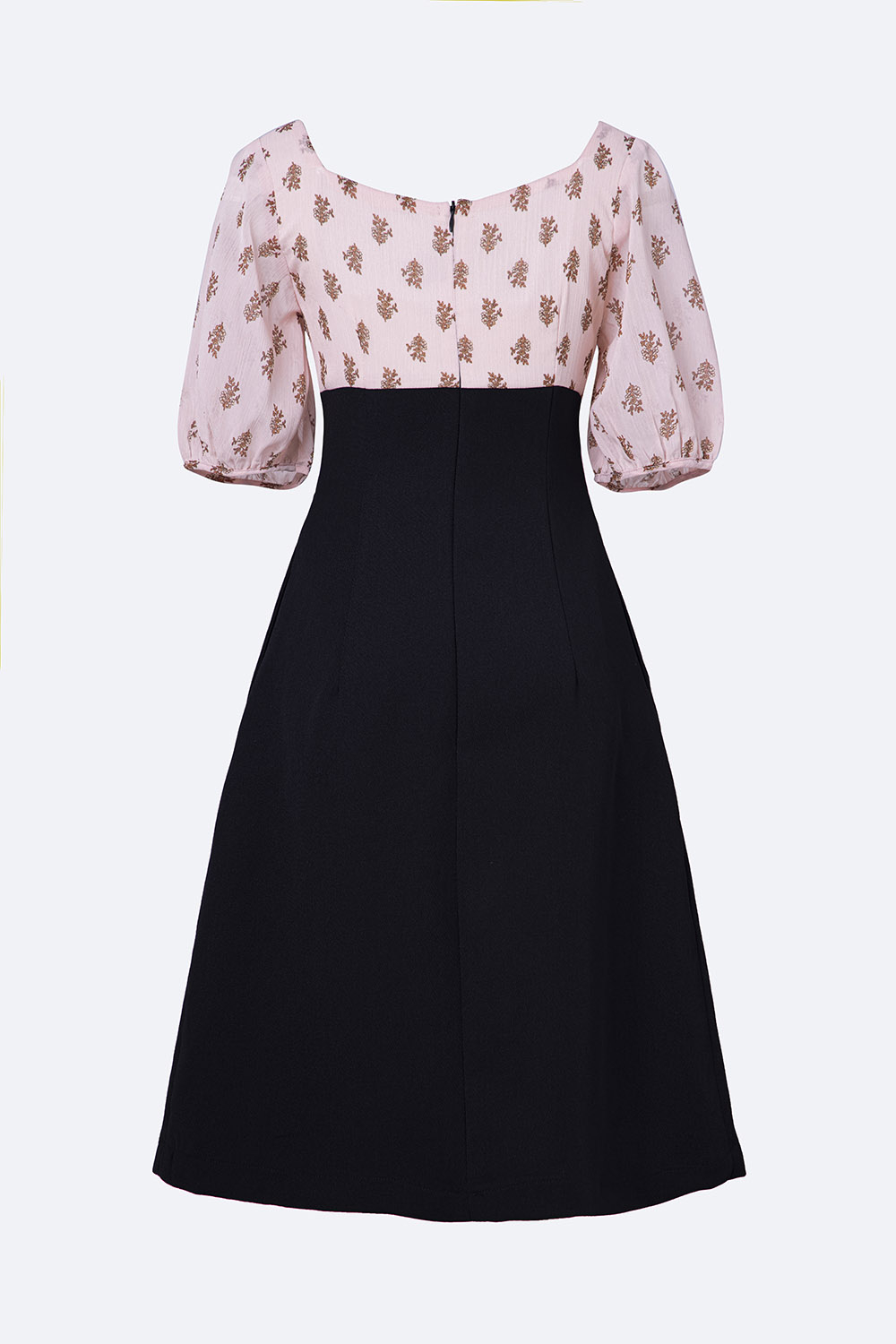 Đầm chữ A màu đen phối họa tiết