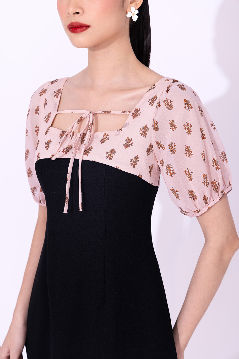 Đầm chữ A màu đen phối họa tiết