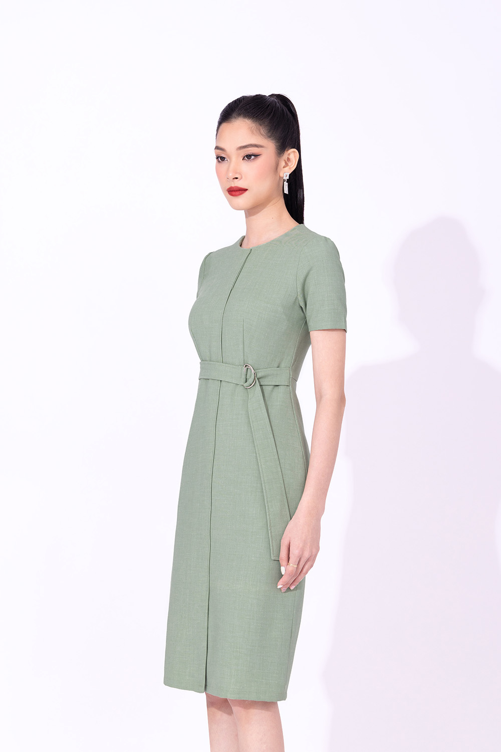 Đầm ôm công sở phối đai eo