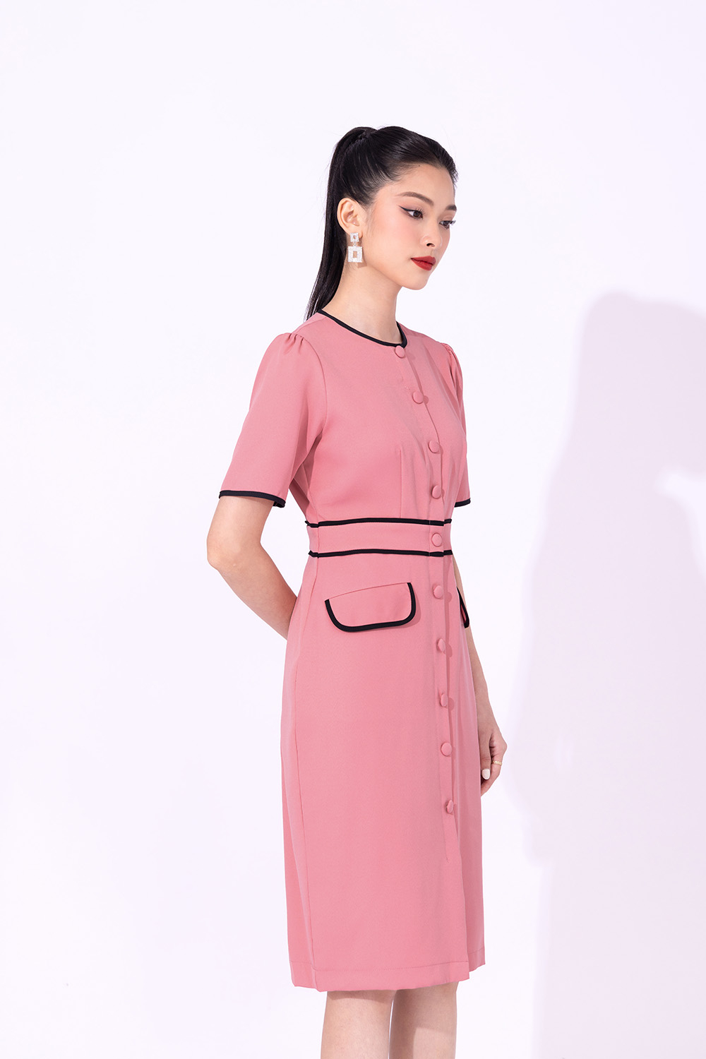 Đầm công sở nữ viền đen phối nút