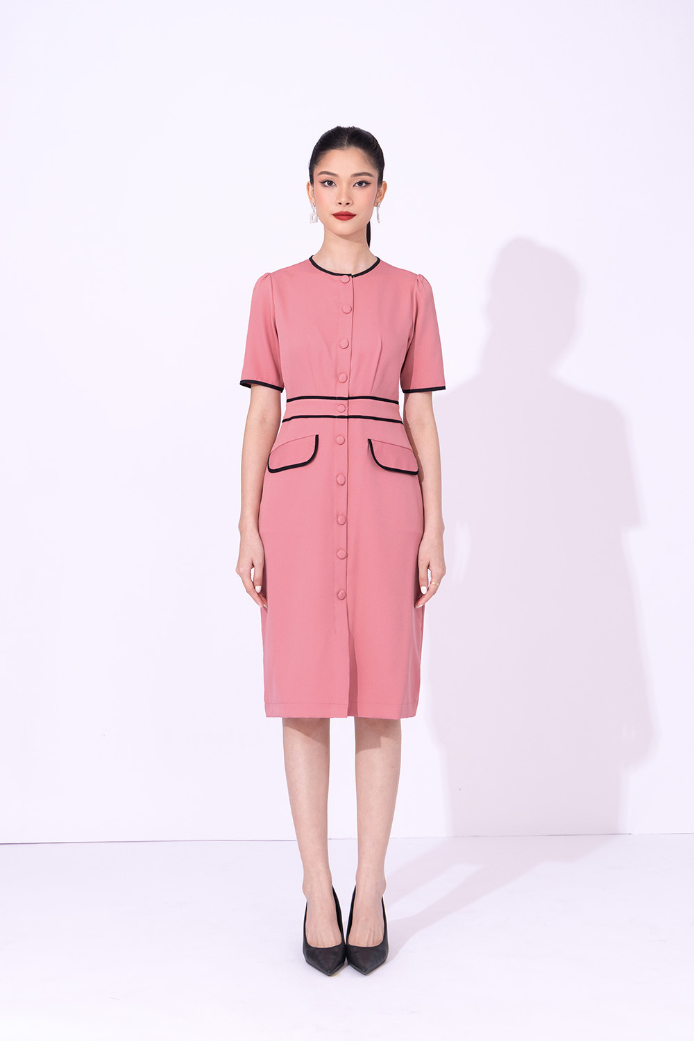 Đầm công sở nữ viền đen phối nút