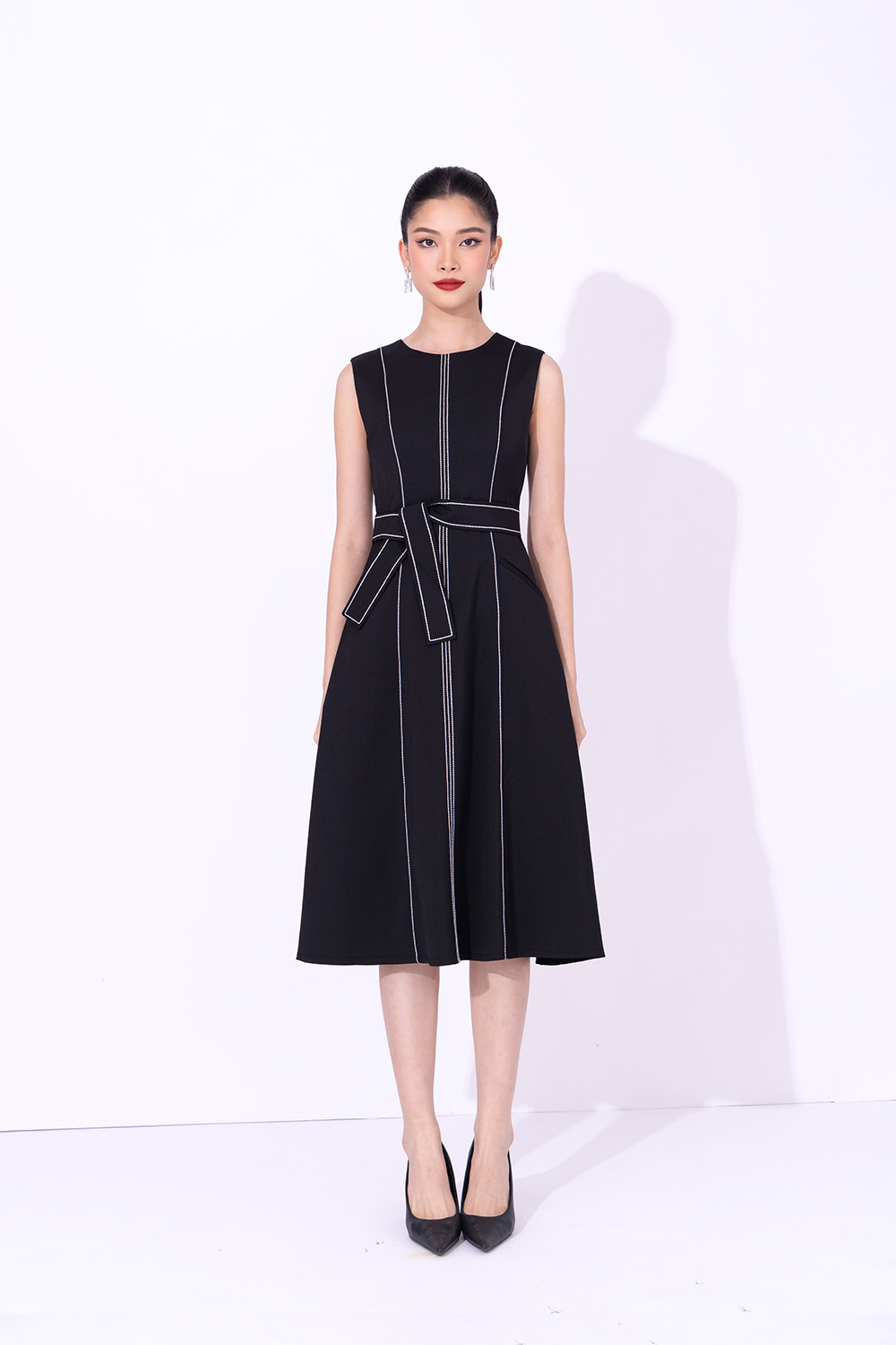 Đầm đen dự tiệc sát nách nhấn eo