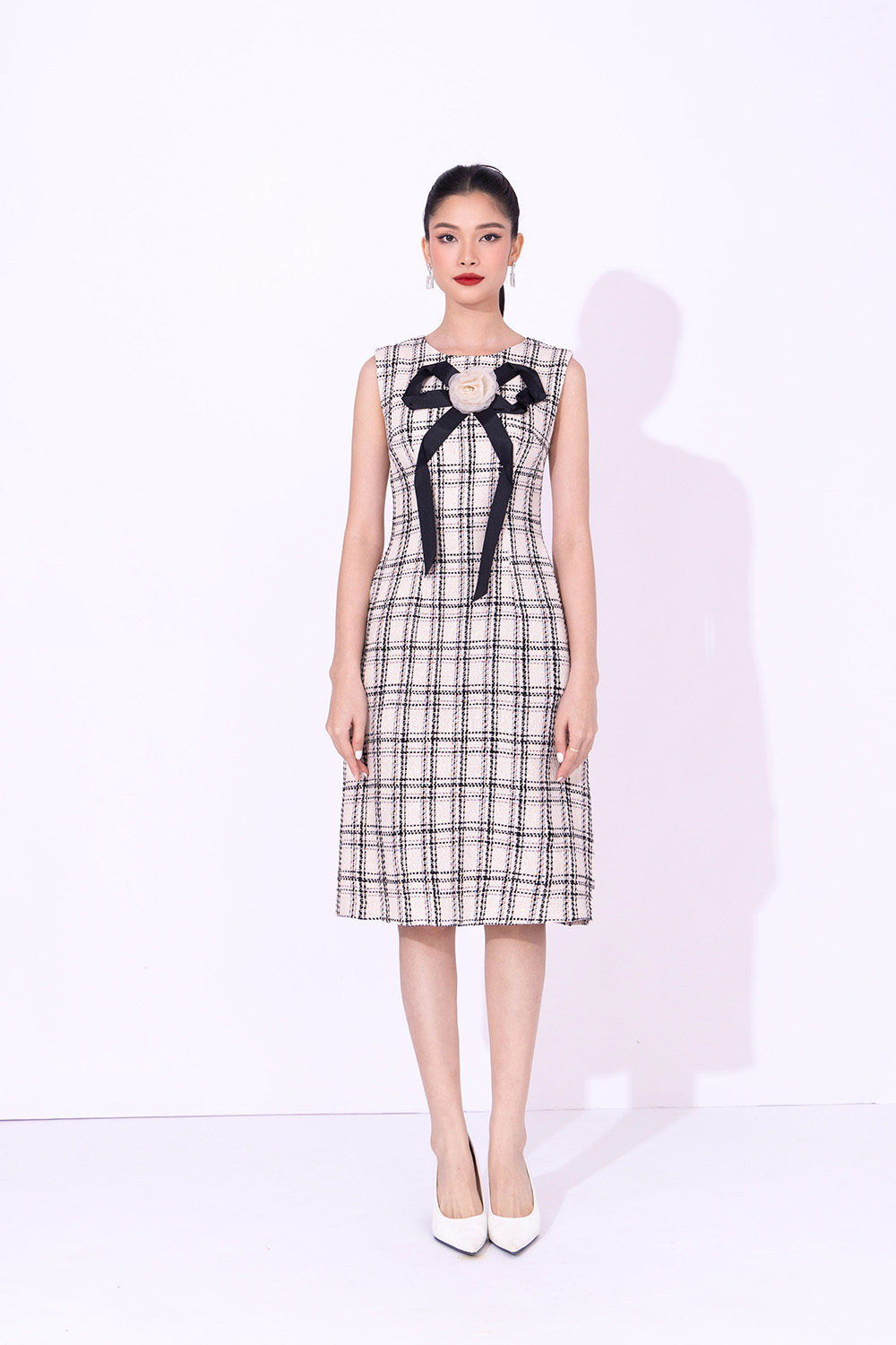 Đầm dự tiệc caro phối hoa nơ ngực