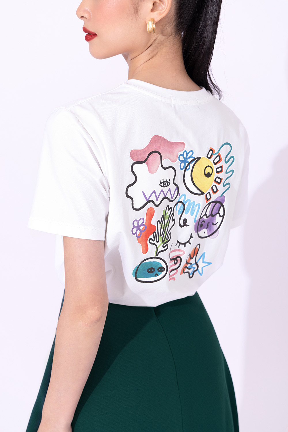 Áo thun trắng nữ in màu phía sau