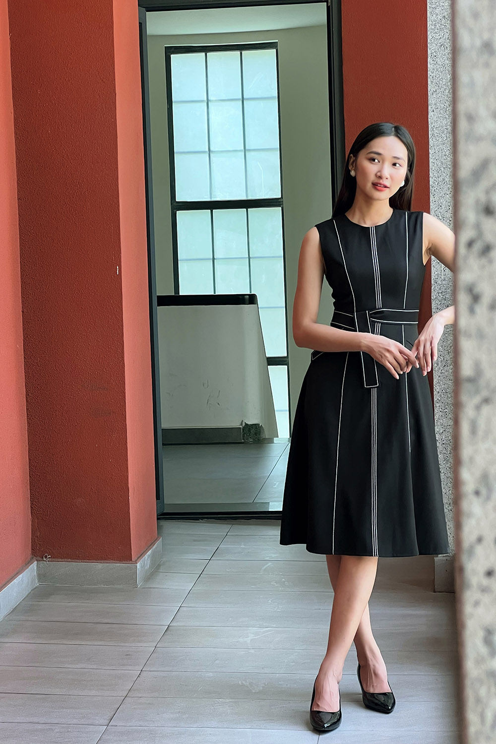 Đầm đen dự tiệc sát nách nhấn eo