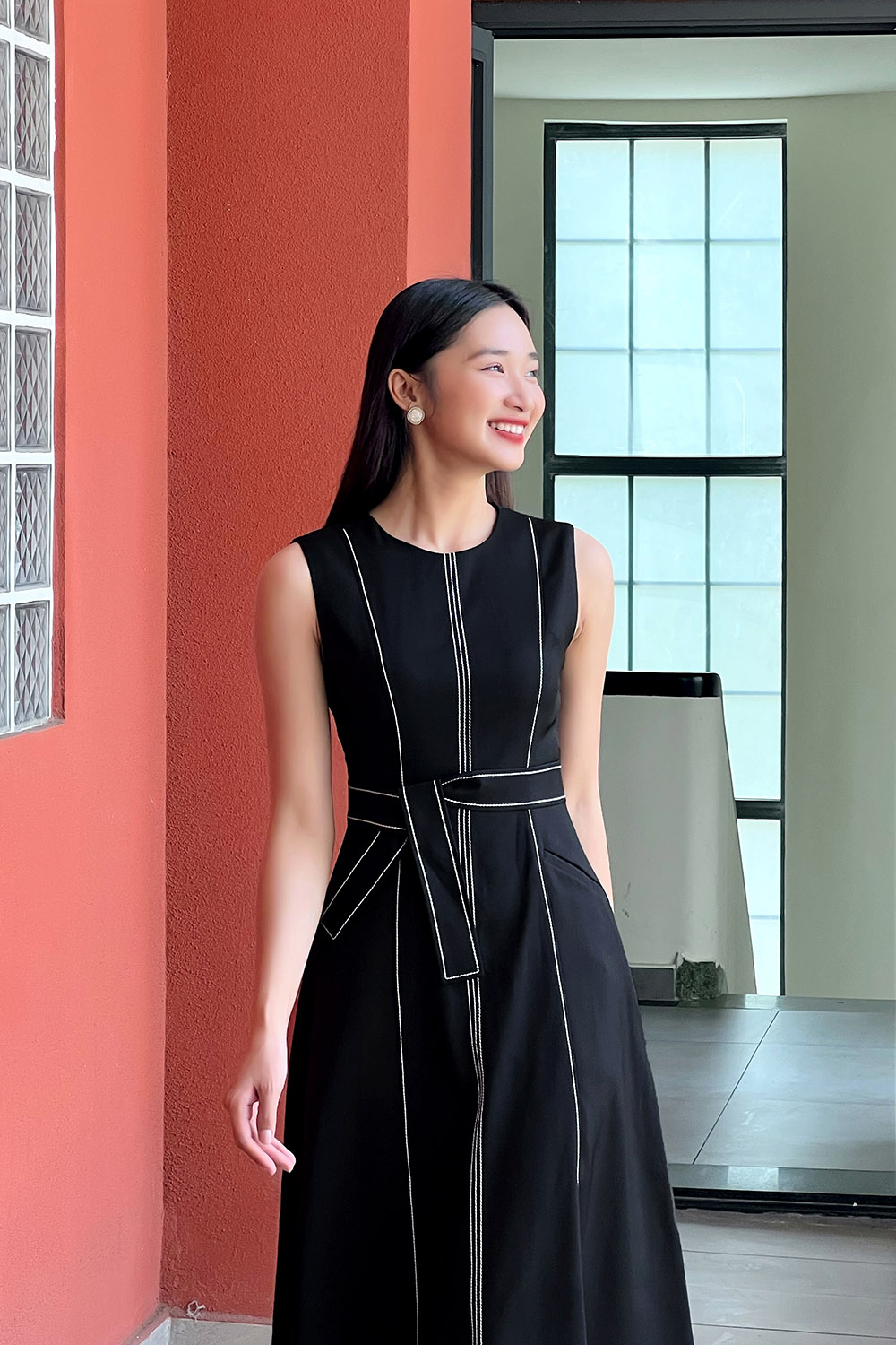 Đầm đen dự tiệc sát nách nhấn eo