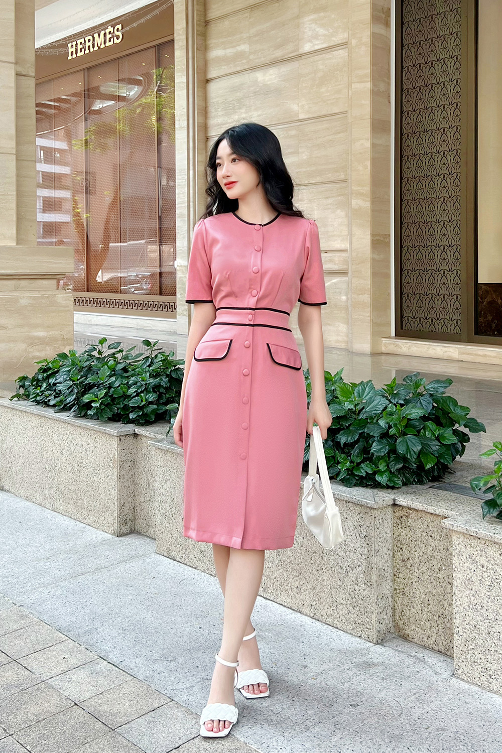 Đầm công sở nữ viền đen phối nút