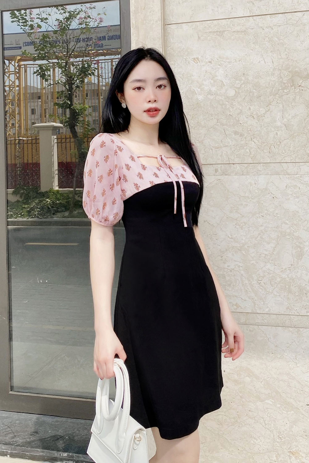 Đầm chữ A màu đen phối họa tiết