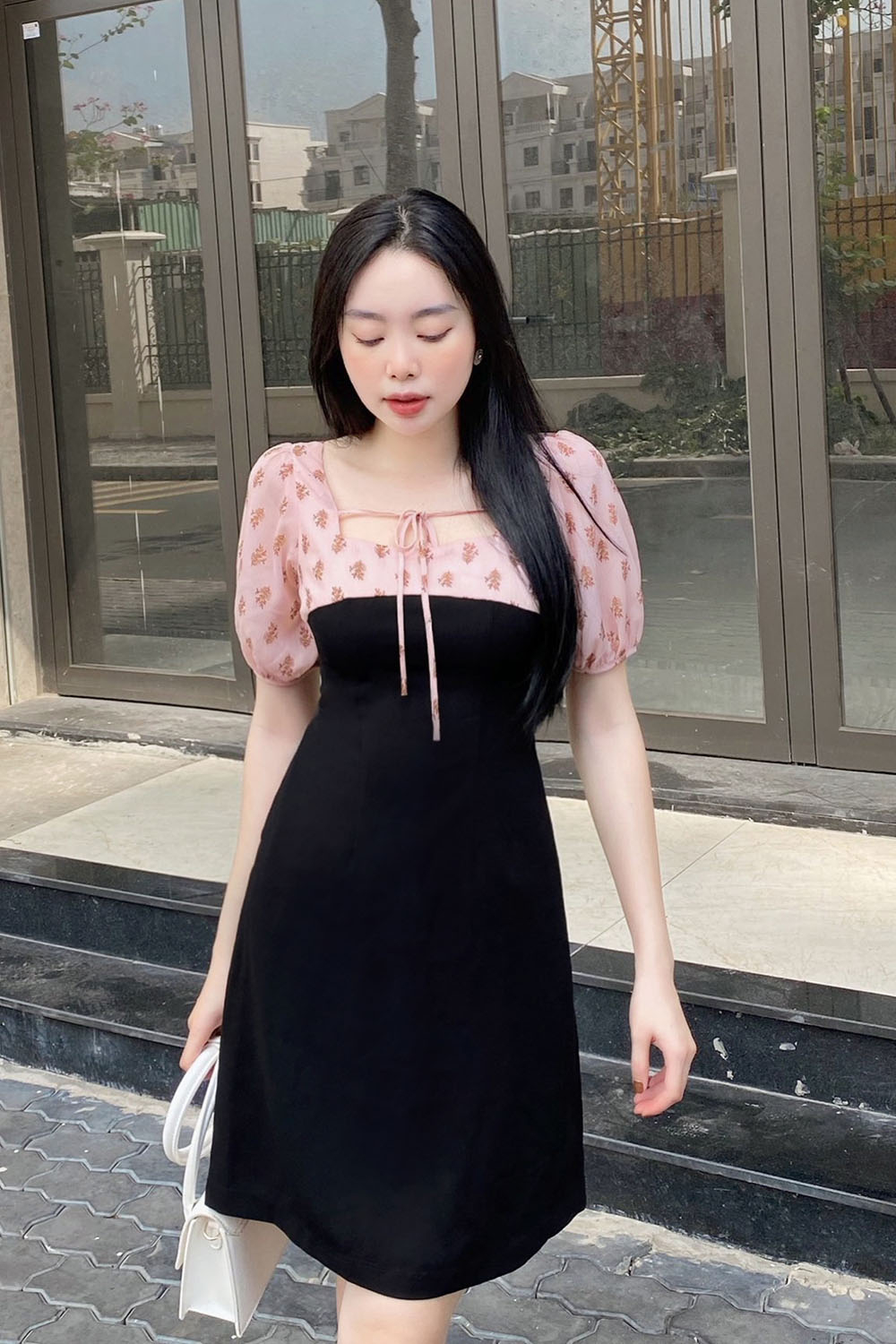 Đầm chữ A màu đen phối họa tiết