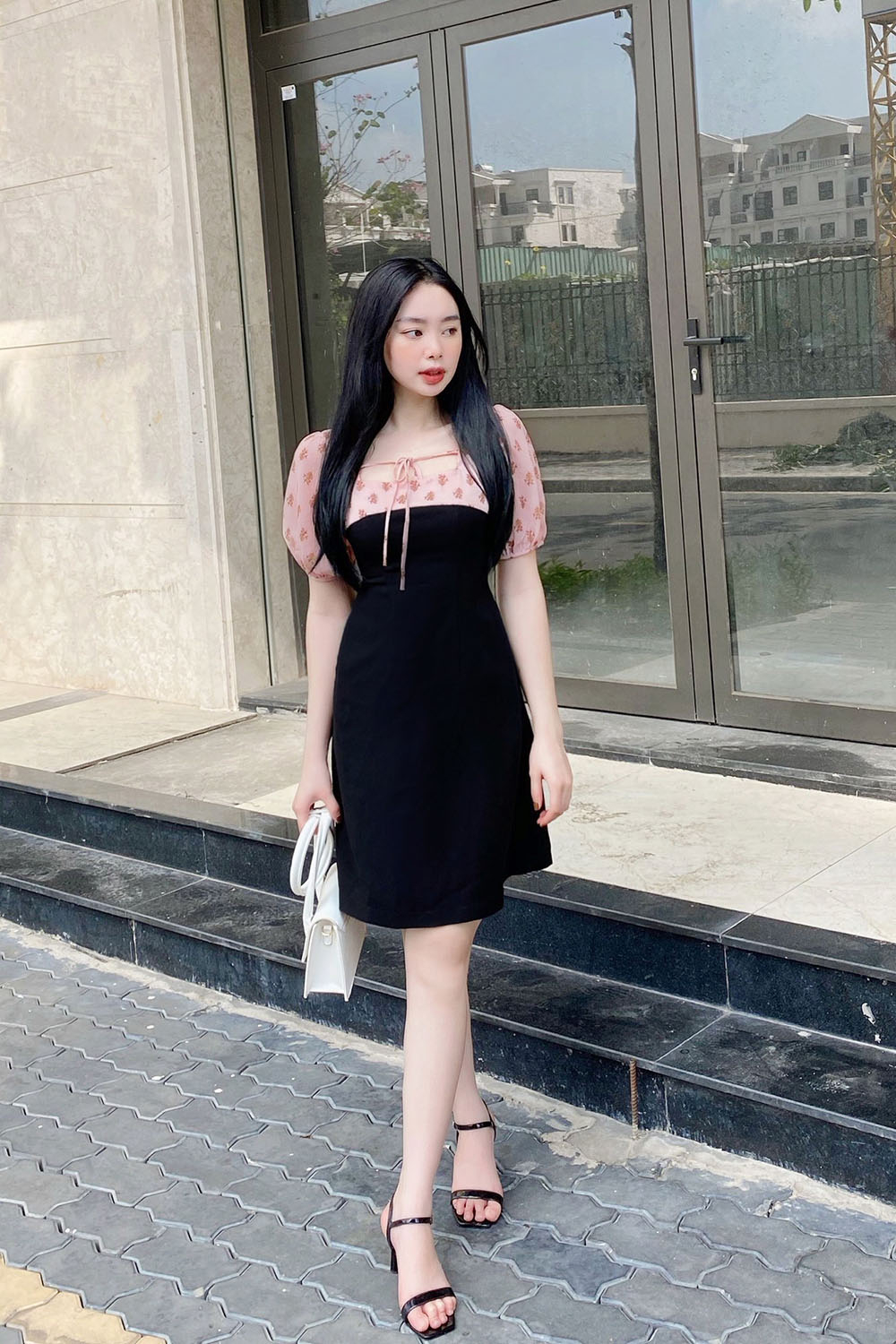 Đầm chữ A màu đen phối họa tiết