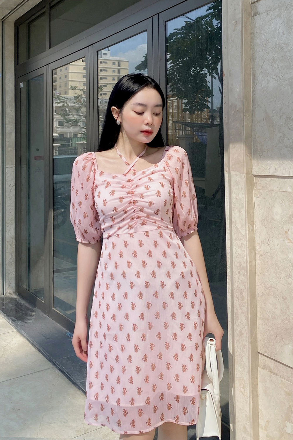 Đầm chữ A họa tiết nhấn ngực phối nơ