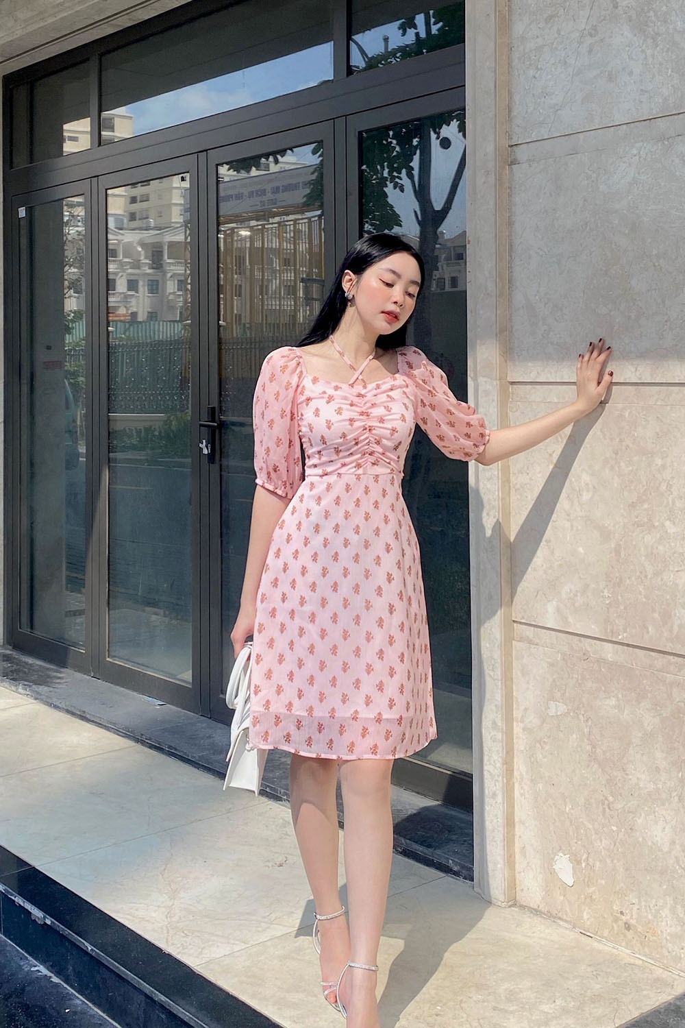 Đầm chữ A họa tiết nhấn ngực phối nơ