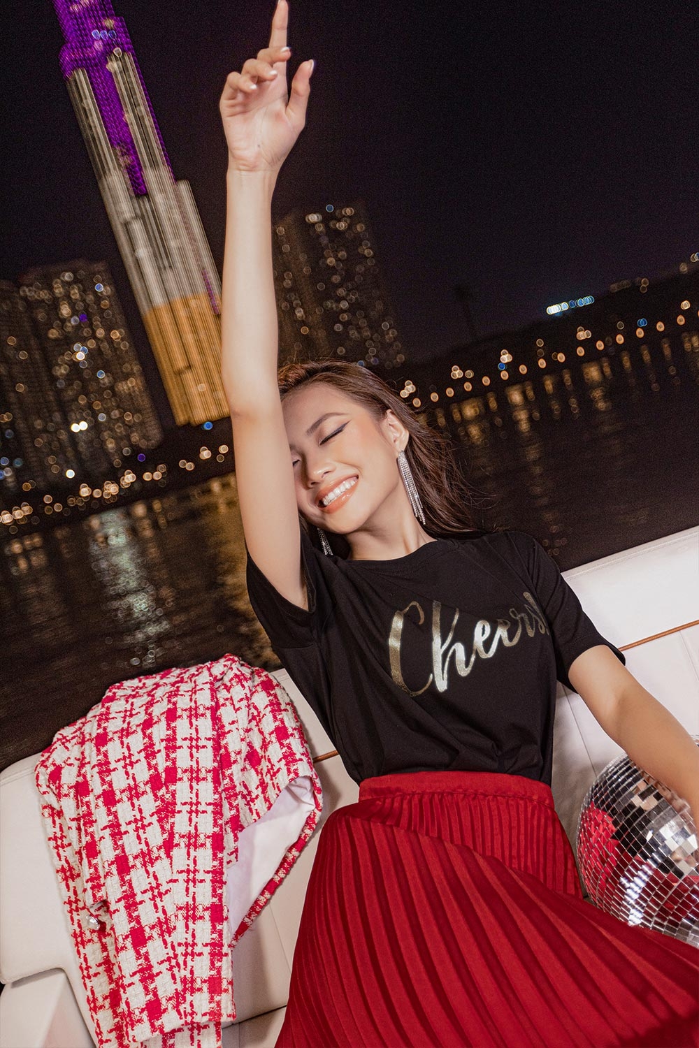 Áo thun nữ màu đen in chữ