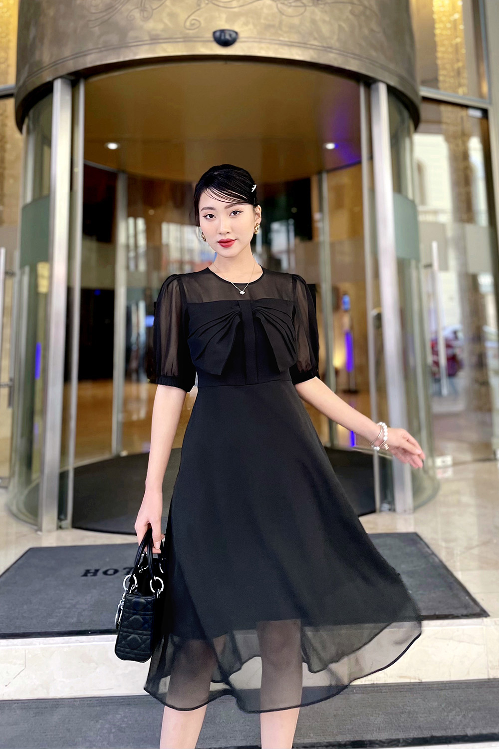 Đầm đen dáng xòe phối nơ ngực