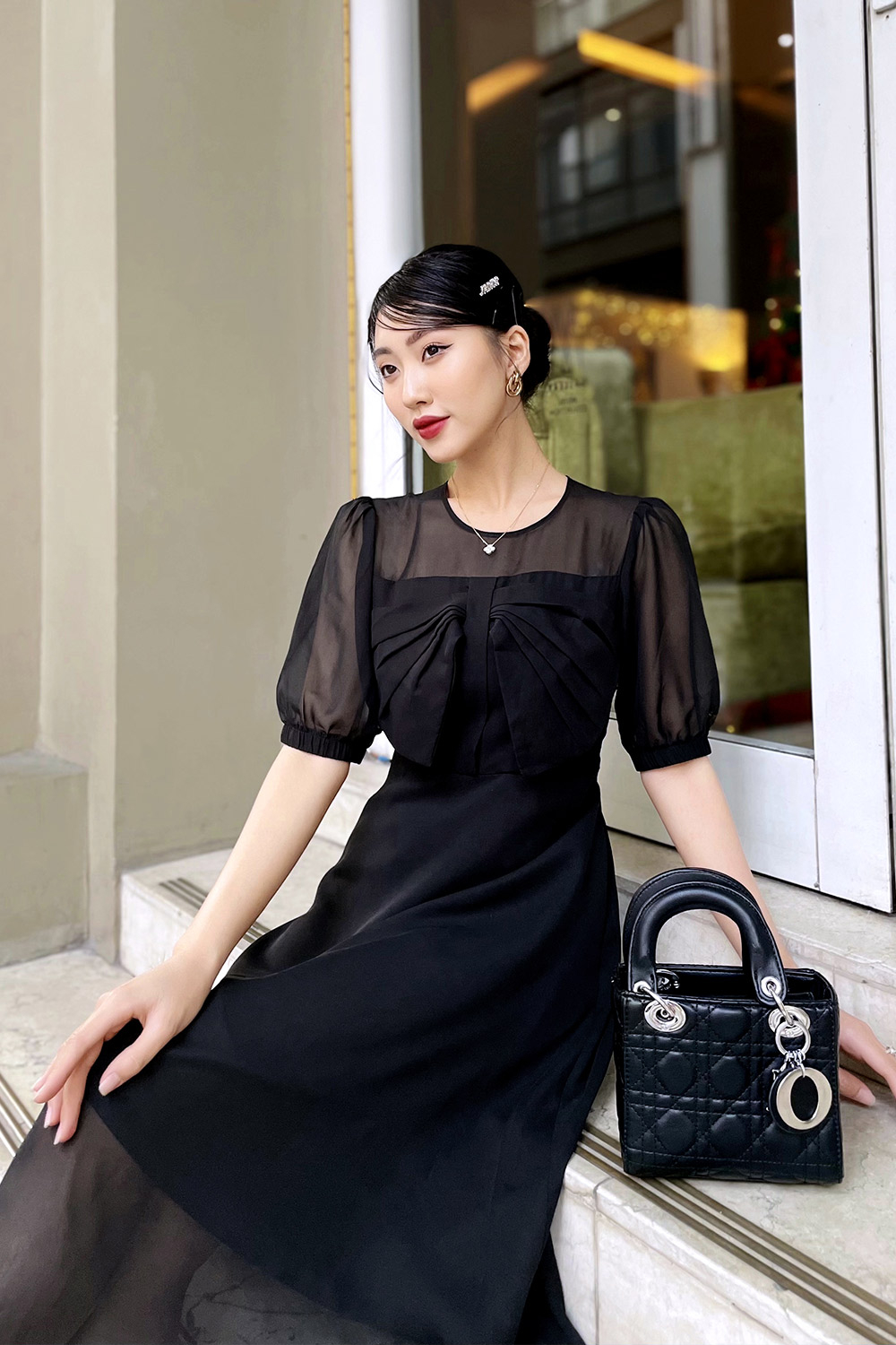 Đầm đen dáng xòe phối nơ ngực