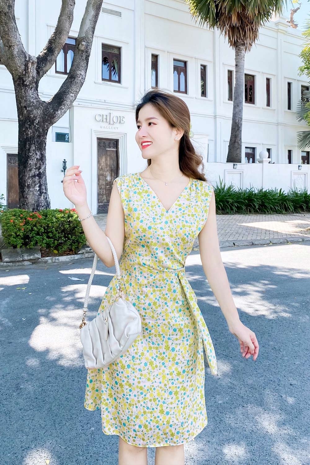 Đầm xòe hoa nhí nhấn eo cổ V