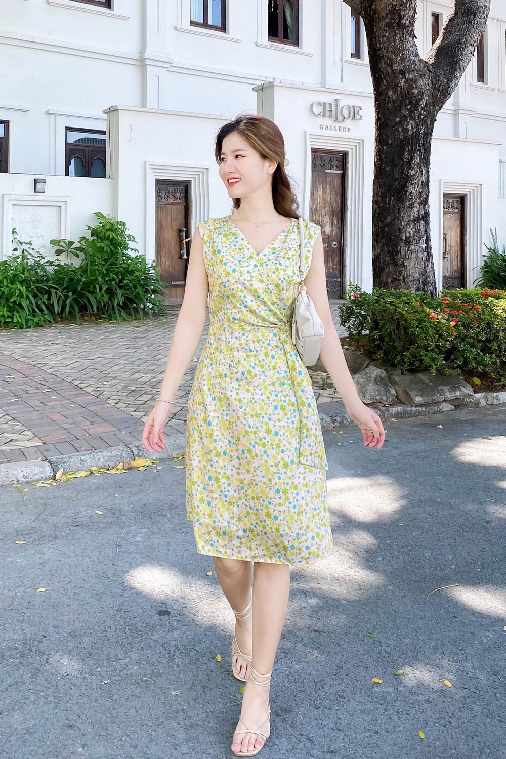 Đầm xòe hoa nhí nhấn eo cổ V