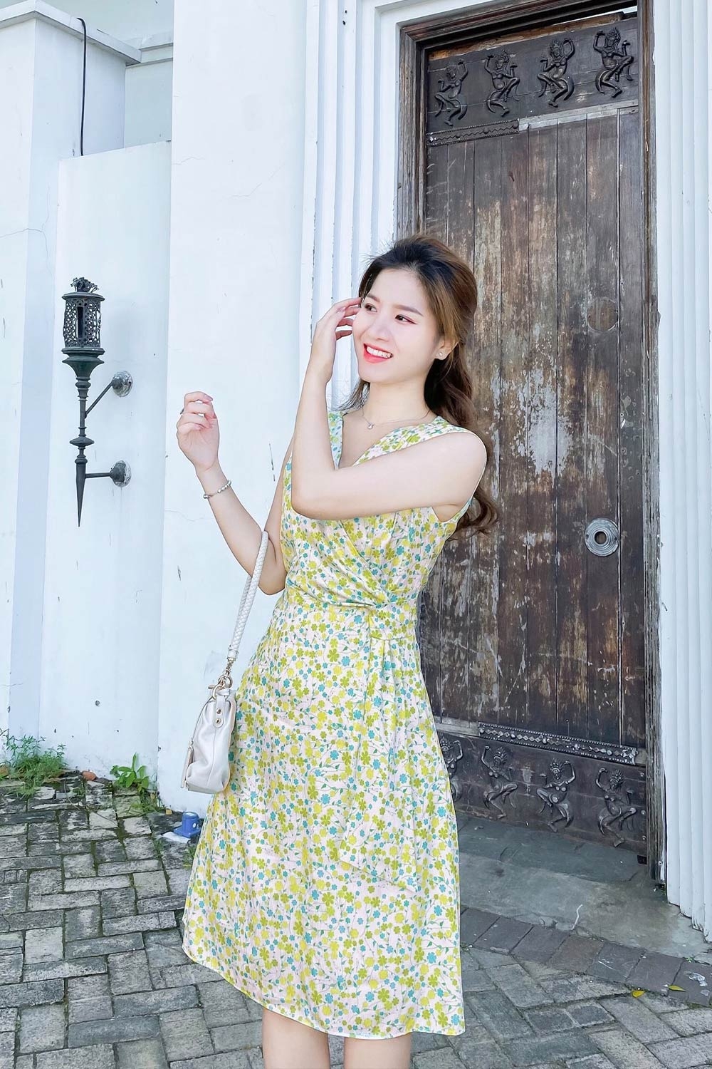 Đầm xòe hoa nhí nhấn eo cổ V