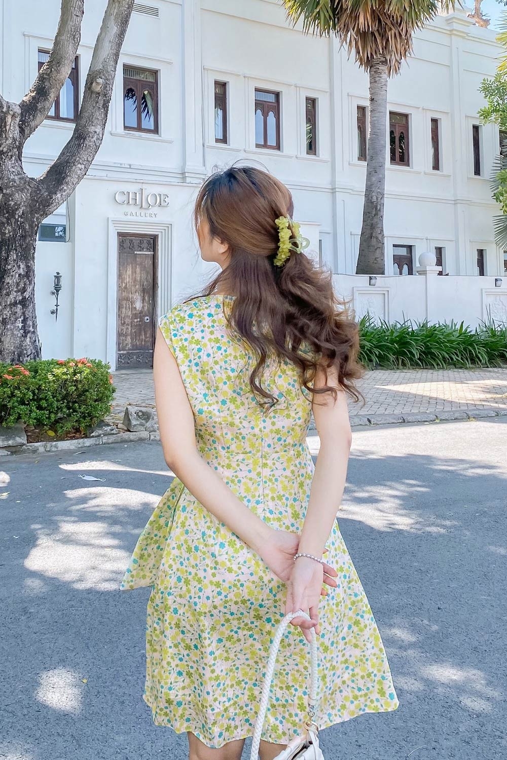 Đầm xòe hoa nhí nhấn eo cổ V