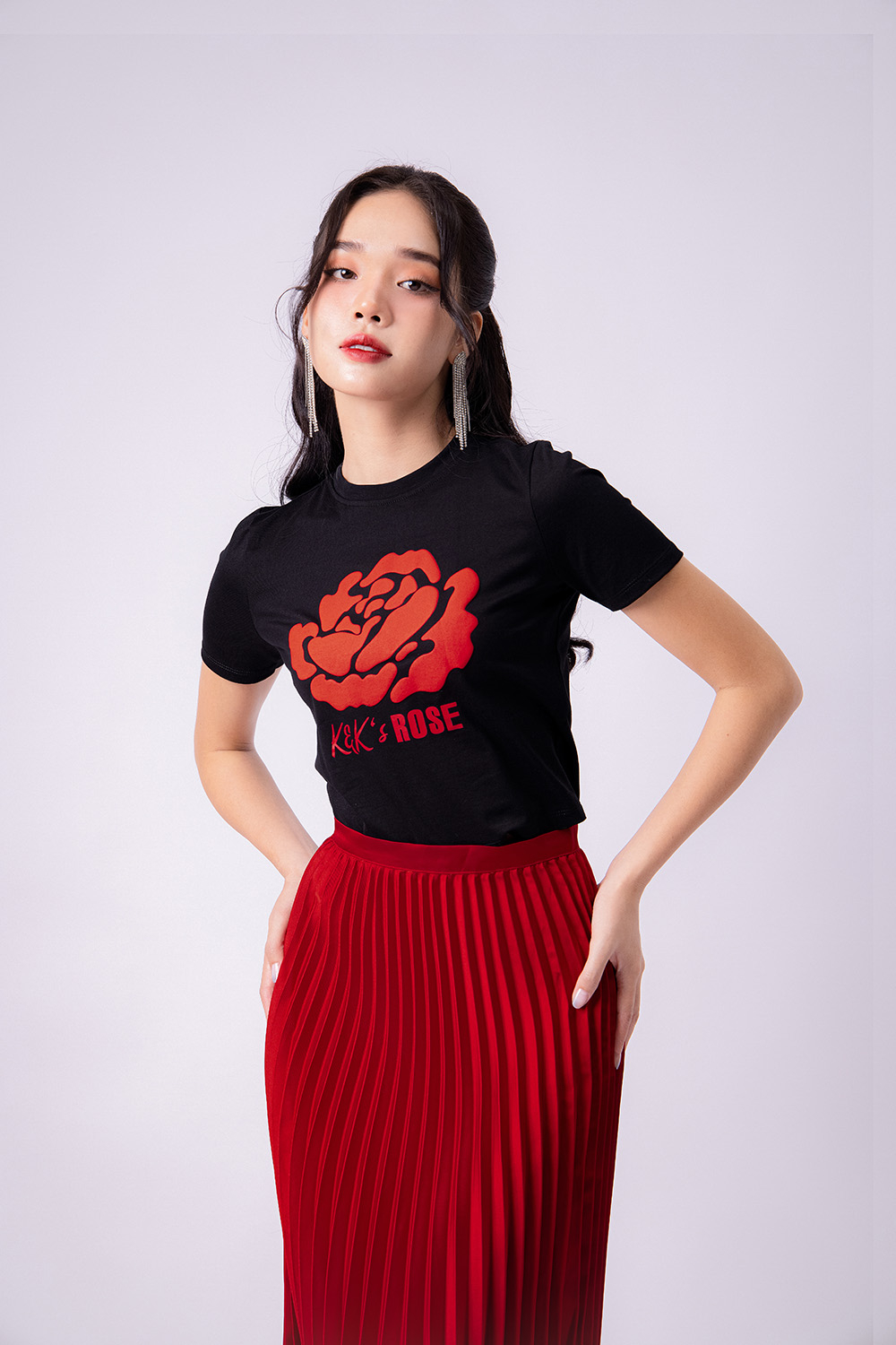 Áo thun đen croptop họa tiết hoa