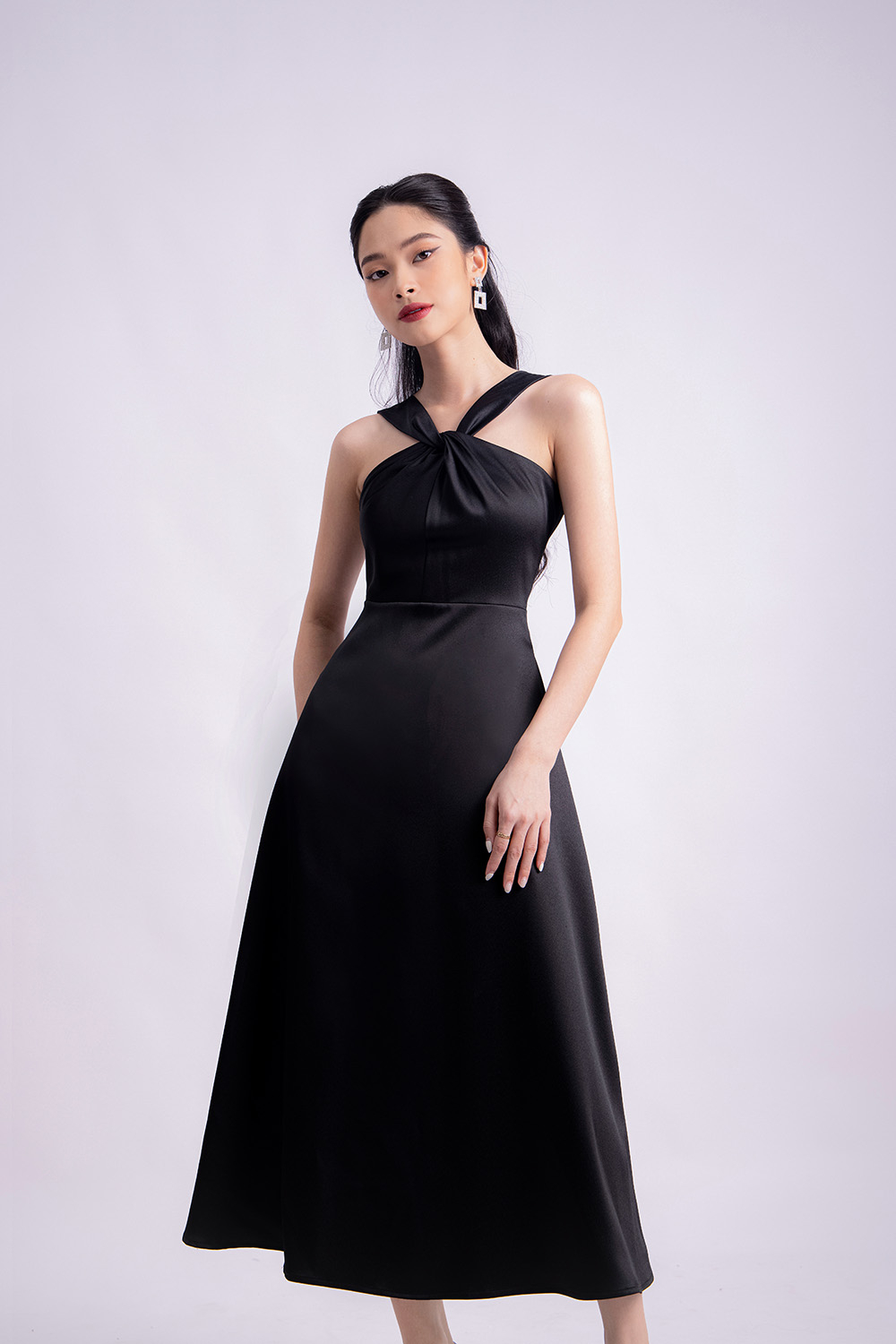 Đầm đen đi tiệc dáng xòe cổ yếm HL23-15 | Thời trang công sở K&K ...