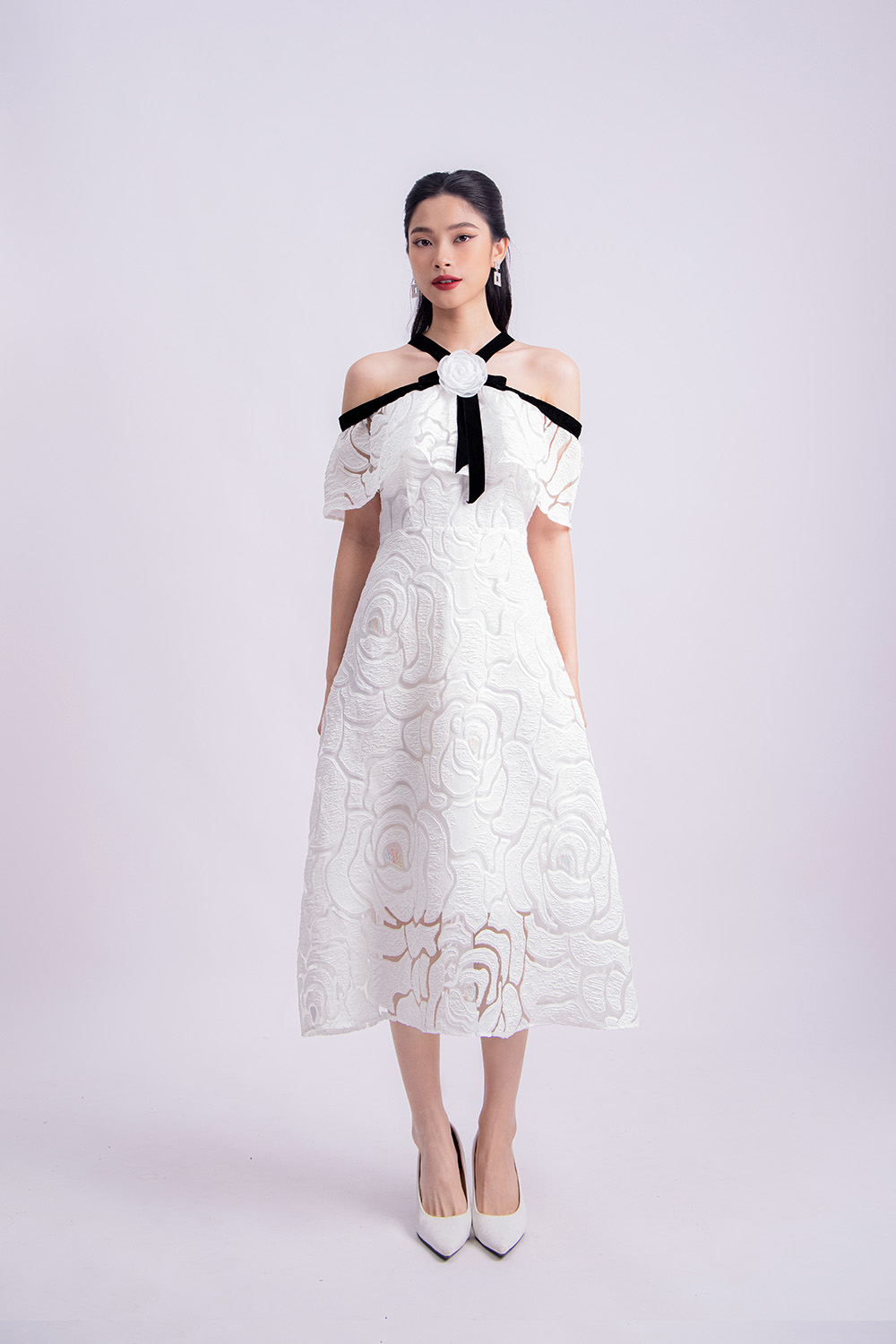 Đầm dạ hội thiết kế màu trắng trễ vai đính bông xẻ tà