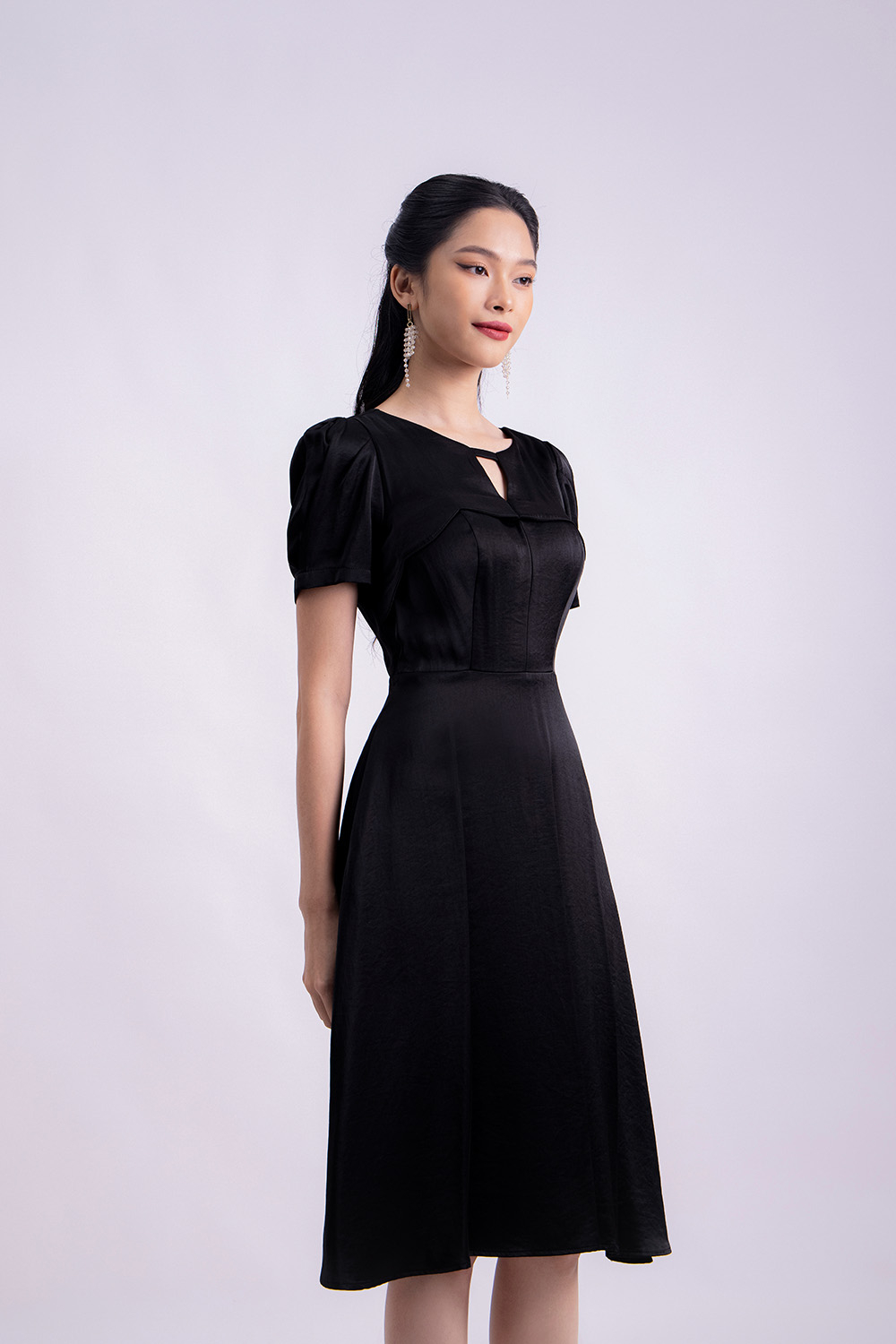 Đầm đen dáng xòe cổ cut-out KK120-12 | Thời trang công sở K&K Fashion