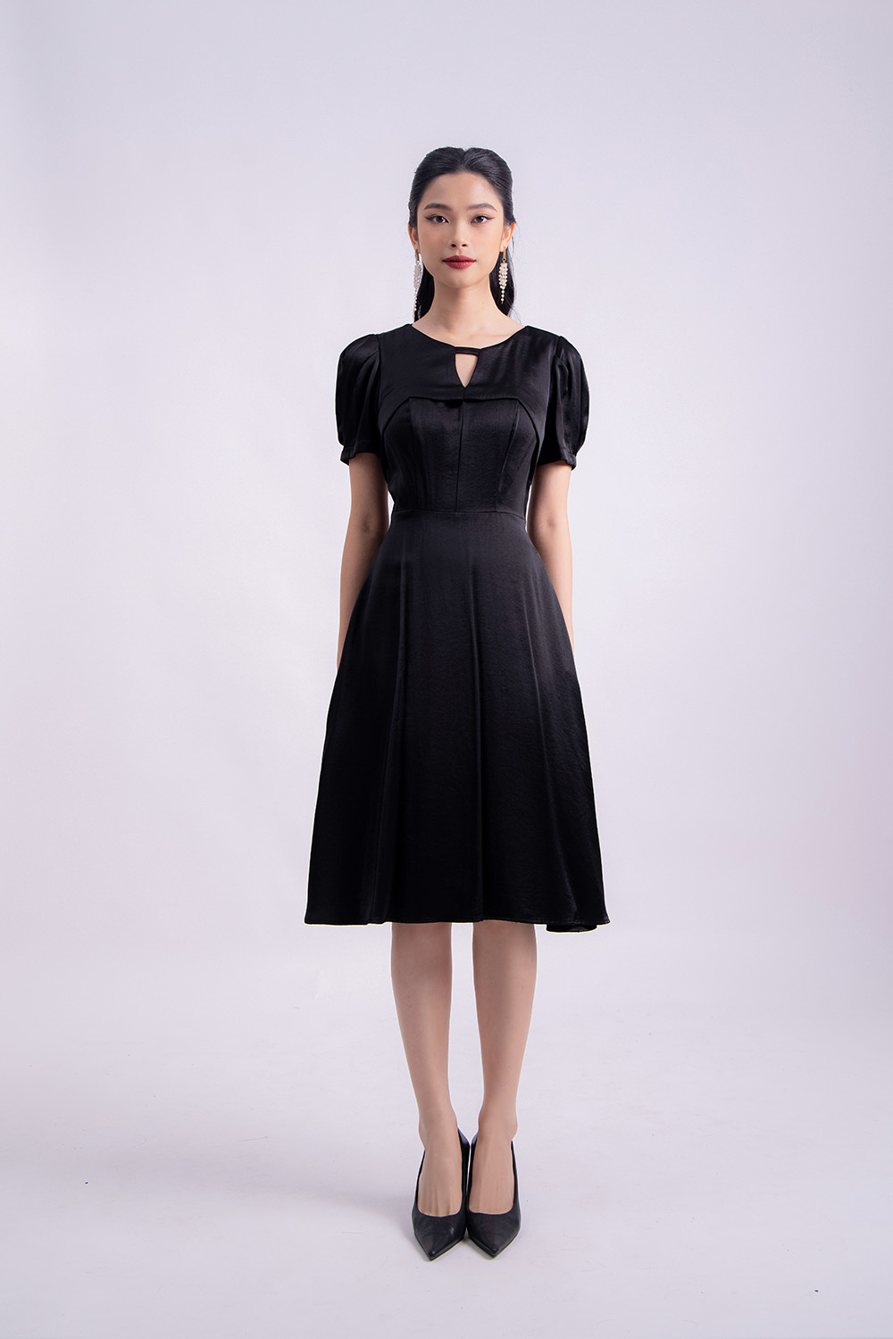 Đầm đen dáng xòe cổ cut-out