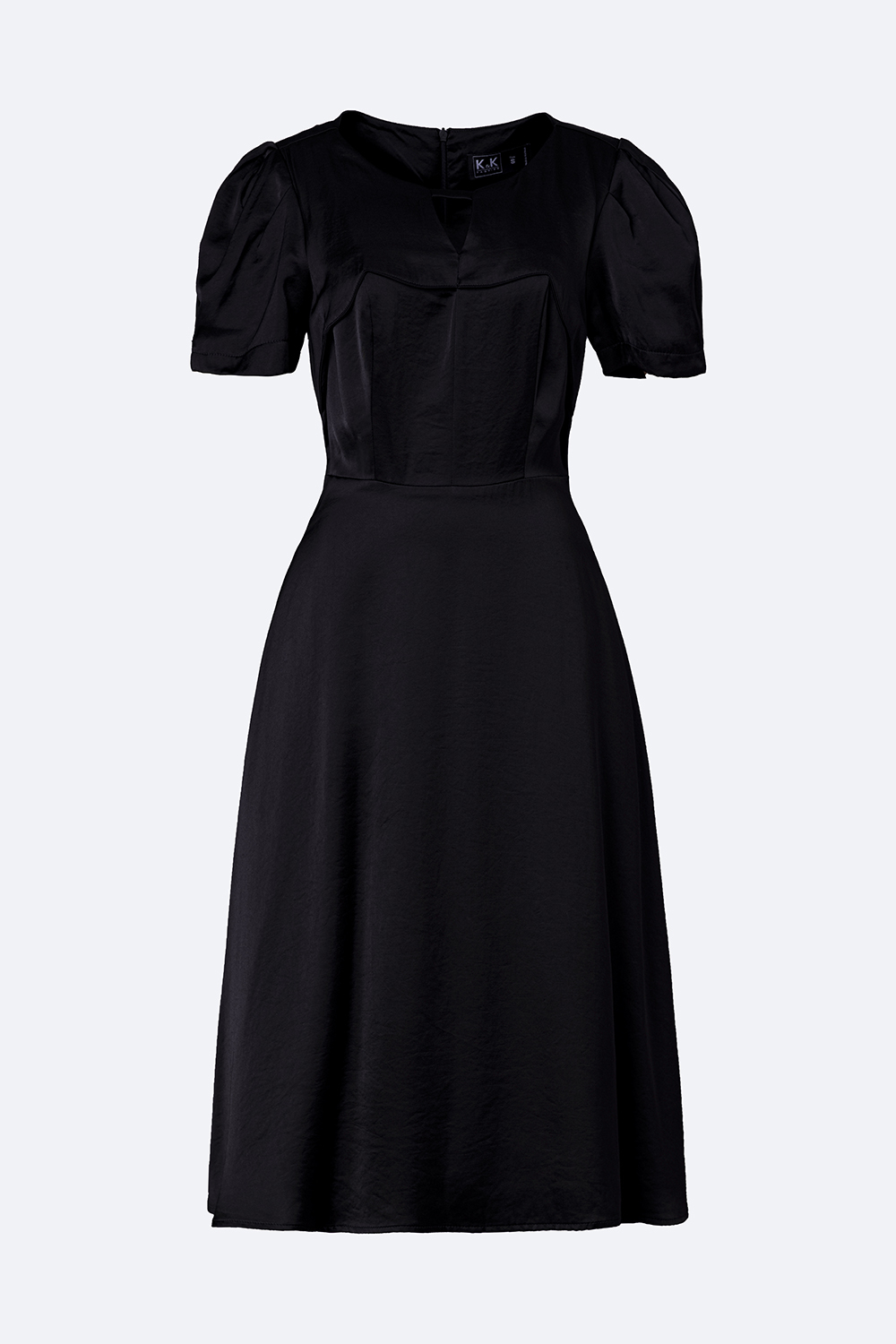 Đầm đen dáng xòe cổ cut-out