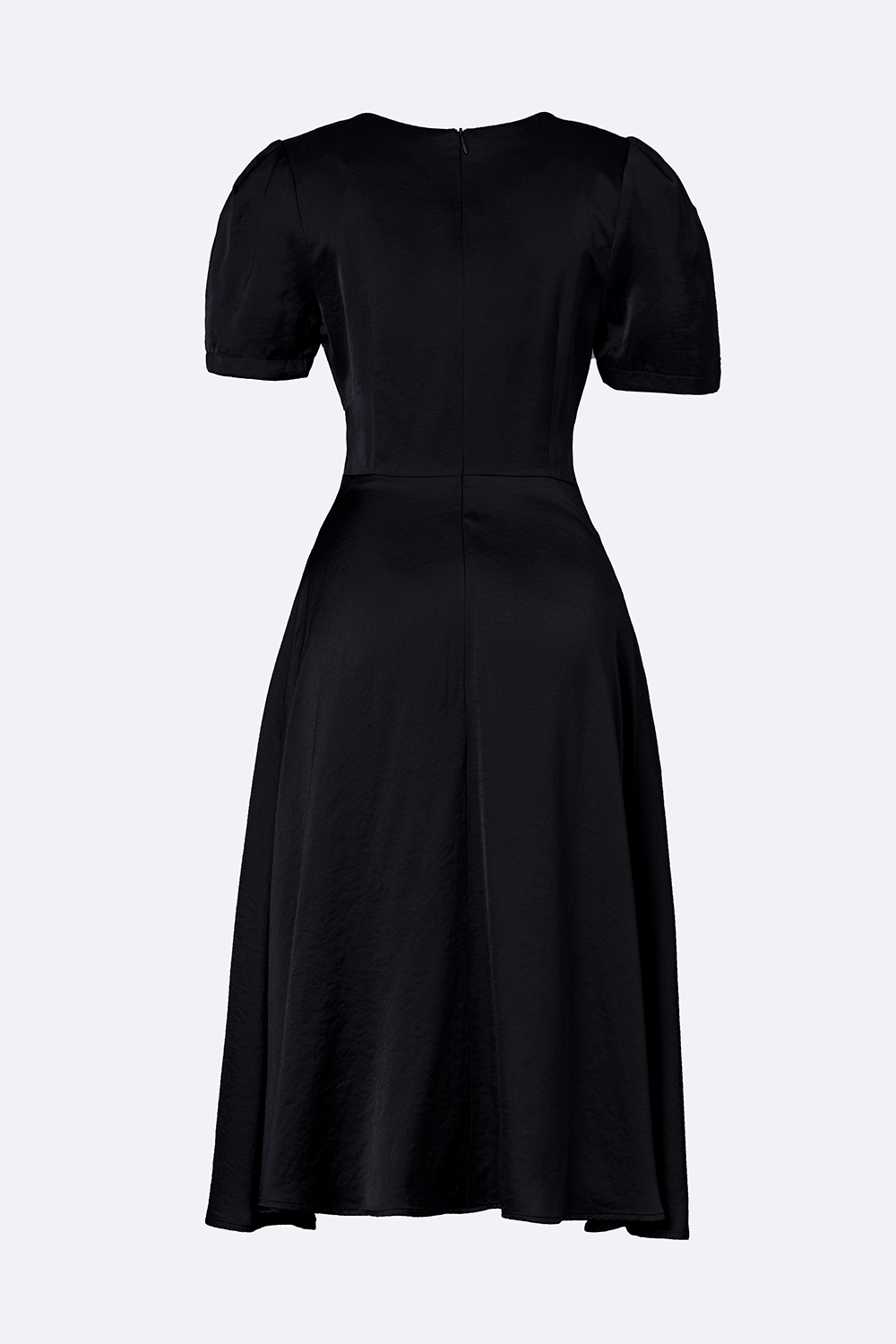 Đầm đen dáng xòe cổ cut-out