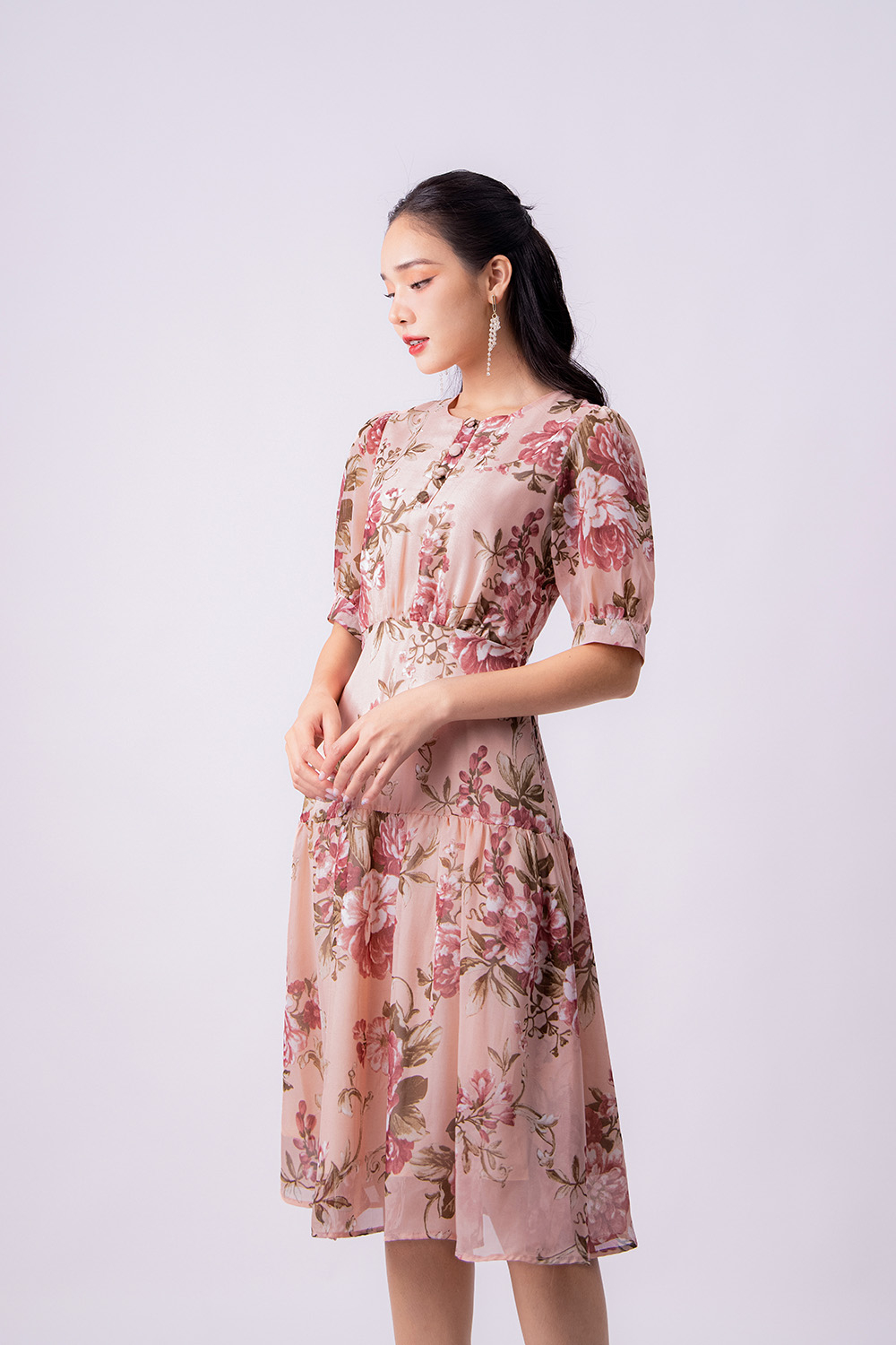 Đầm xòe nhấn eo họa tiết hoa tay lỡ