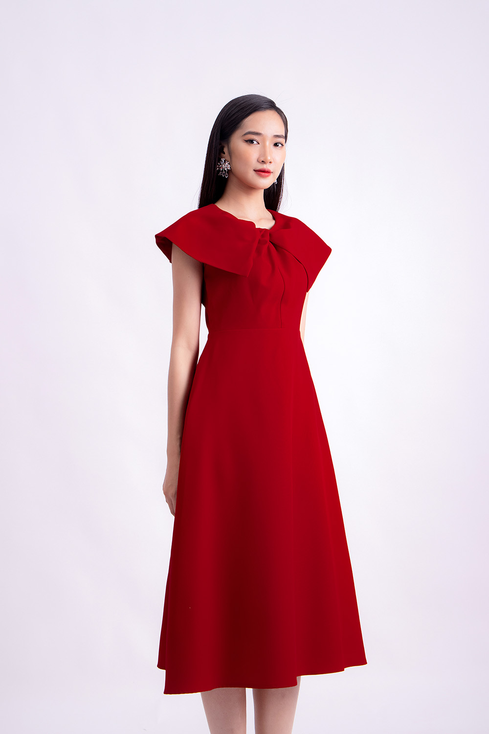 Đầm tiệc đỏ cổ sen phối nơ