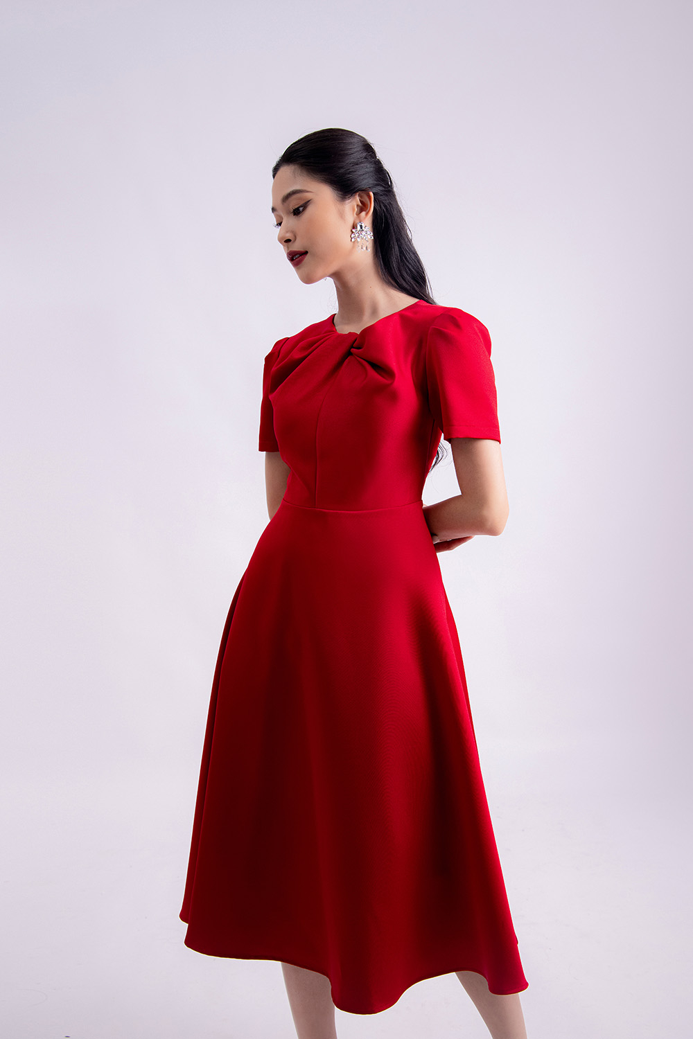 Đầm xòe midi màu đỏ cổ xoắn