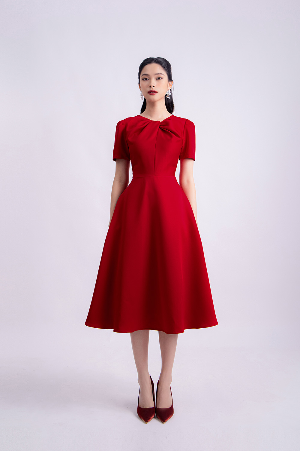 Đầm xòe midi màu đỏ cổ xoắn