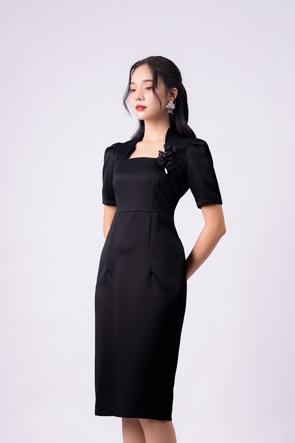 Đầm đen ôm body đính hoa