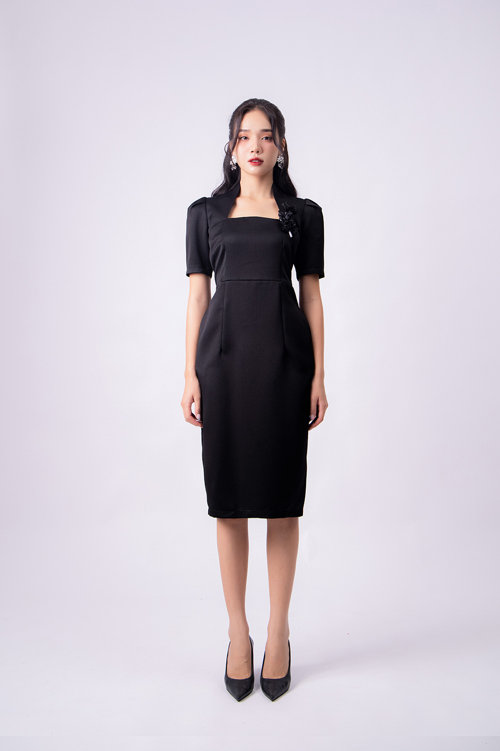 Đầm đen ôm body đính hoa