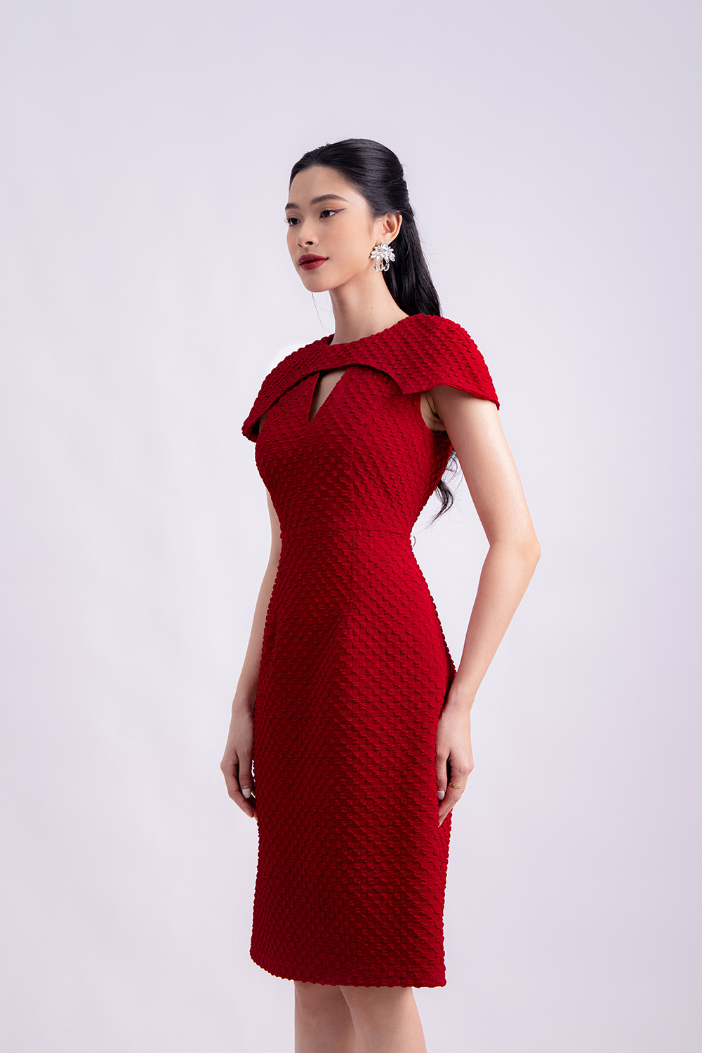 Đầm đỏ tay phồng xếp ly chân váy – Do Long