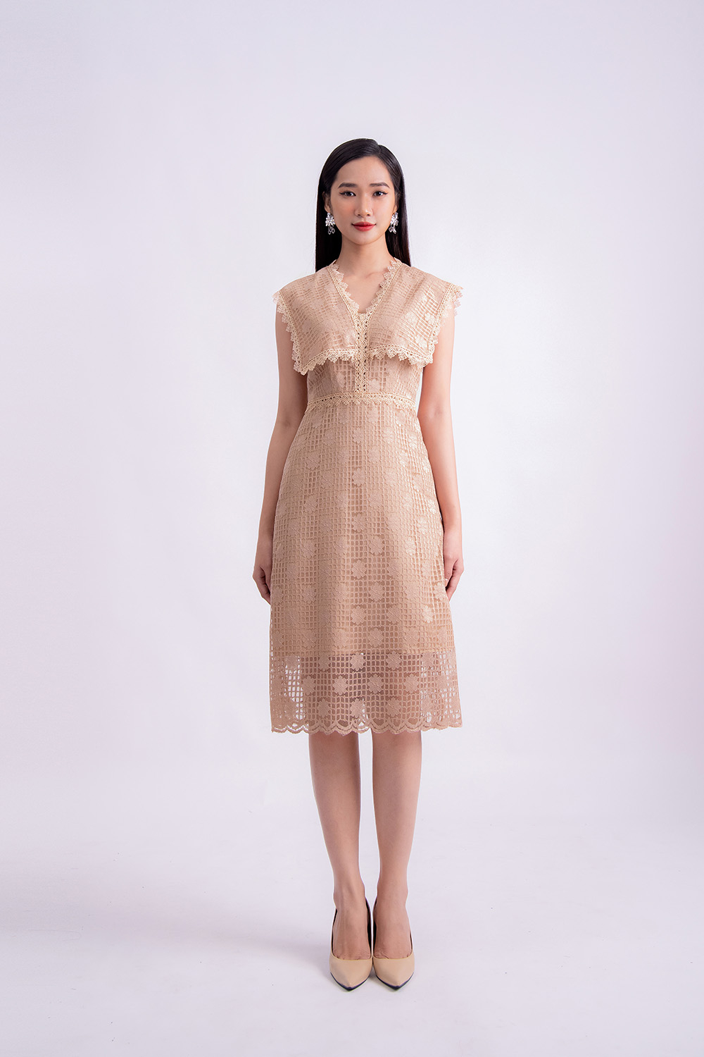 Đầm ren chữ A lá cổ cách điệu