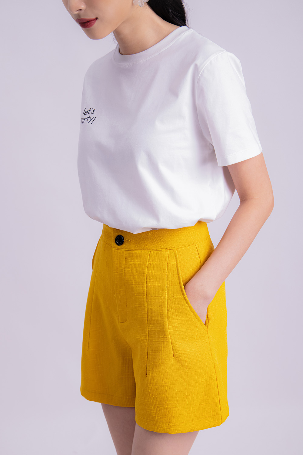 Quần đùi nữ màu vàng hai túi xéo